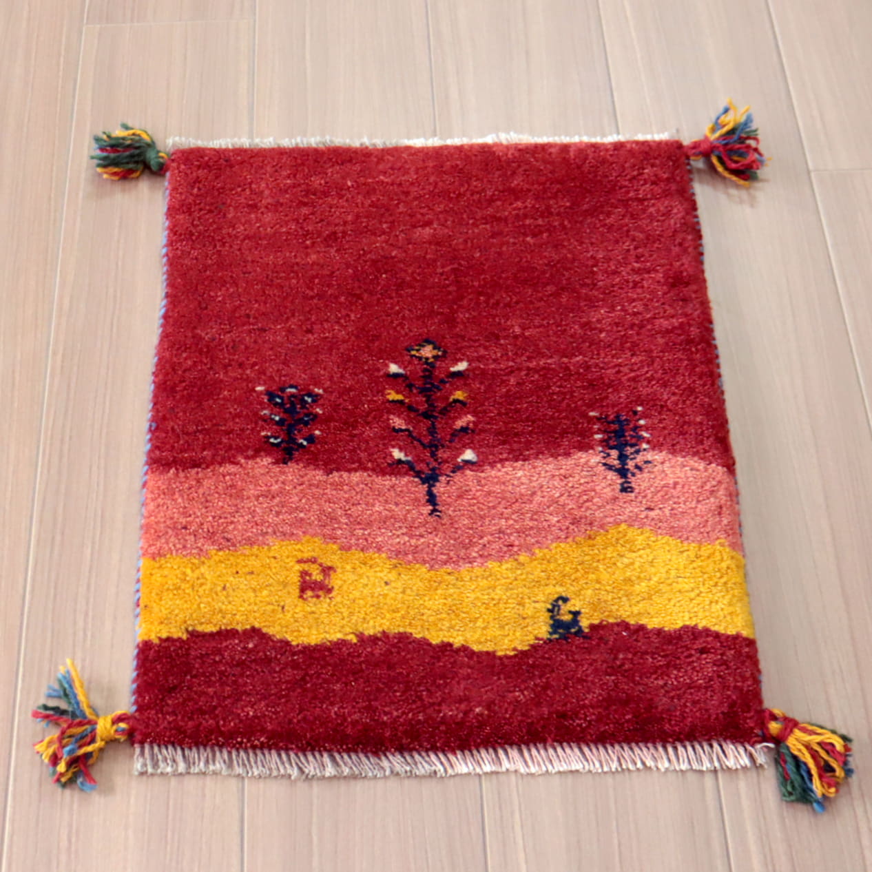 ギャッベ イラン産手織りラグ 52×41cm レッド　生命の木のある風景