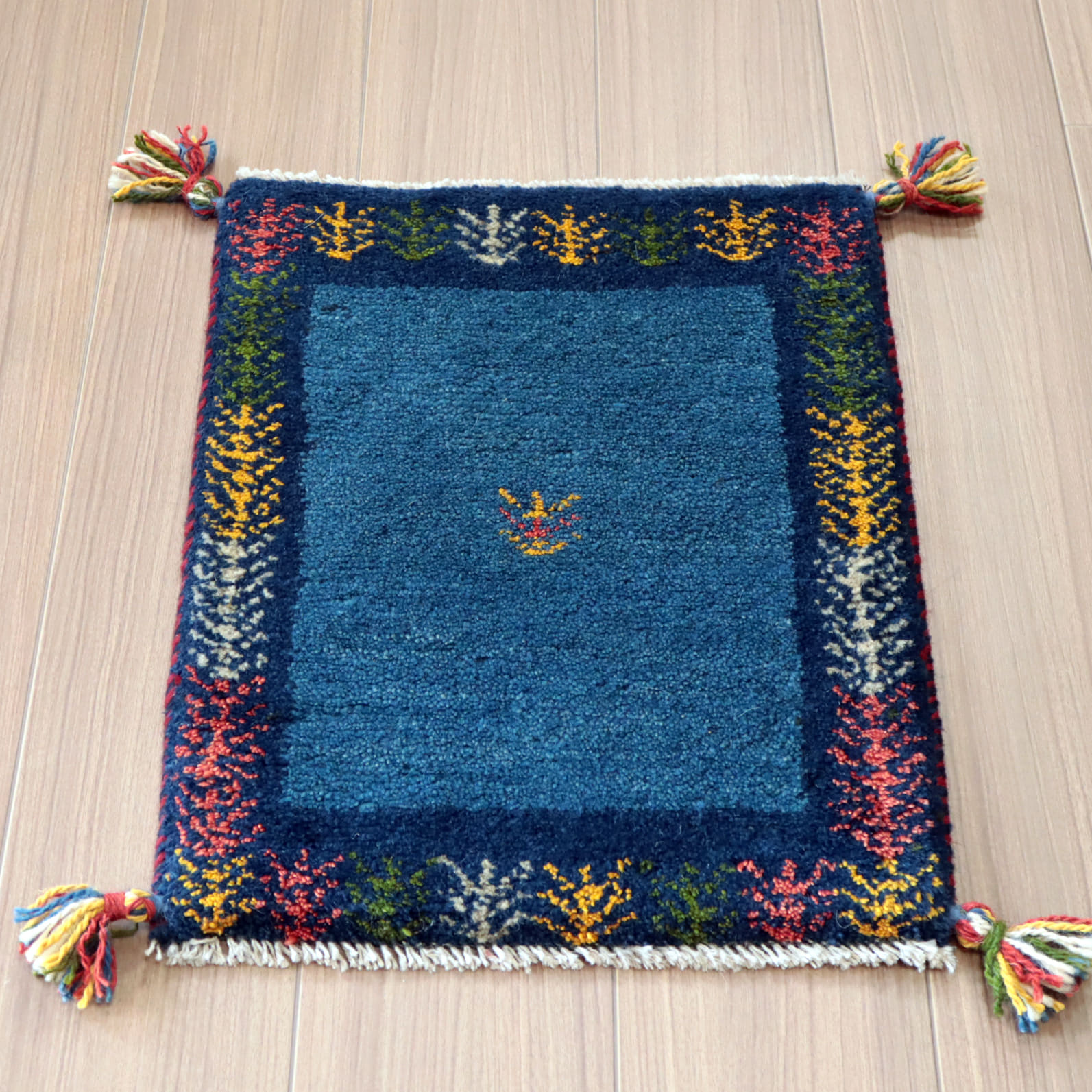 ギャッベ ふかふか イラン産　手織り53×40cm ブルー　ネイビー　生命の木のボーダー