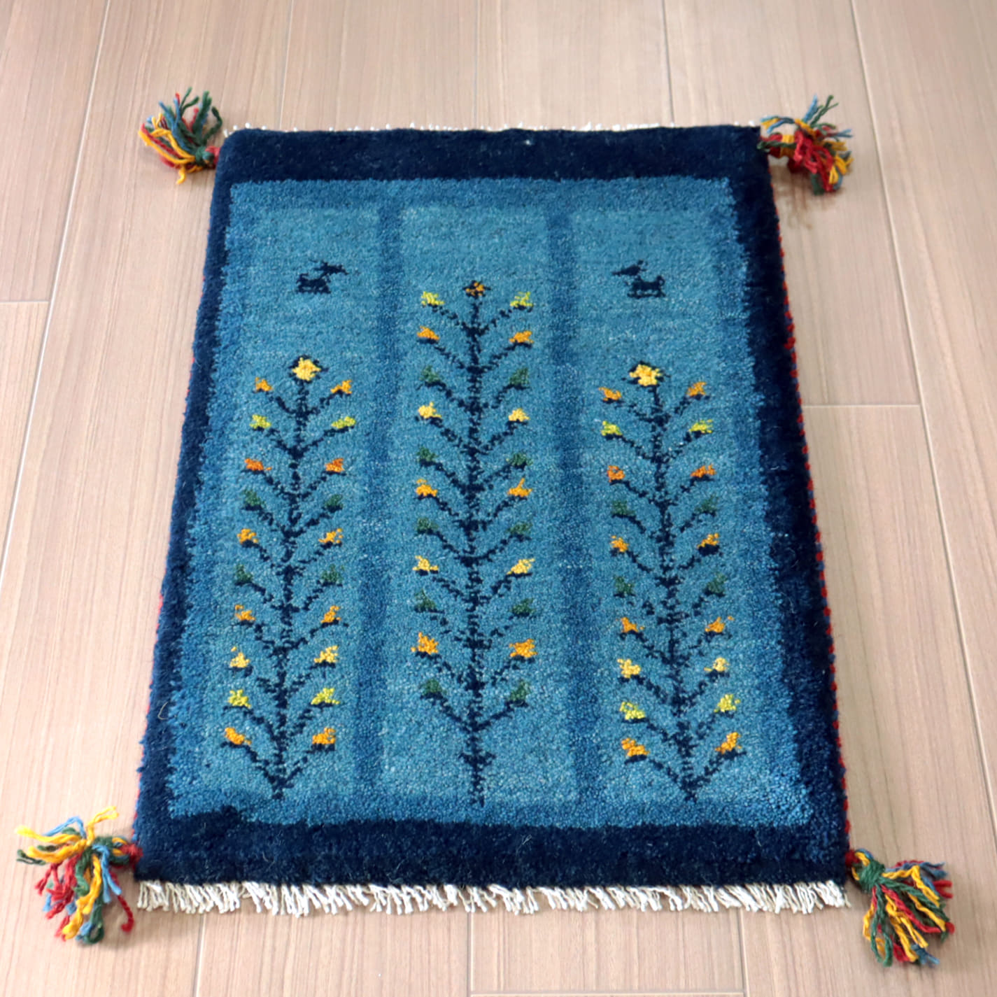 ギャッベ イラン産手織りラグ 58×41cm ブルー　花をつけた生命の樹