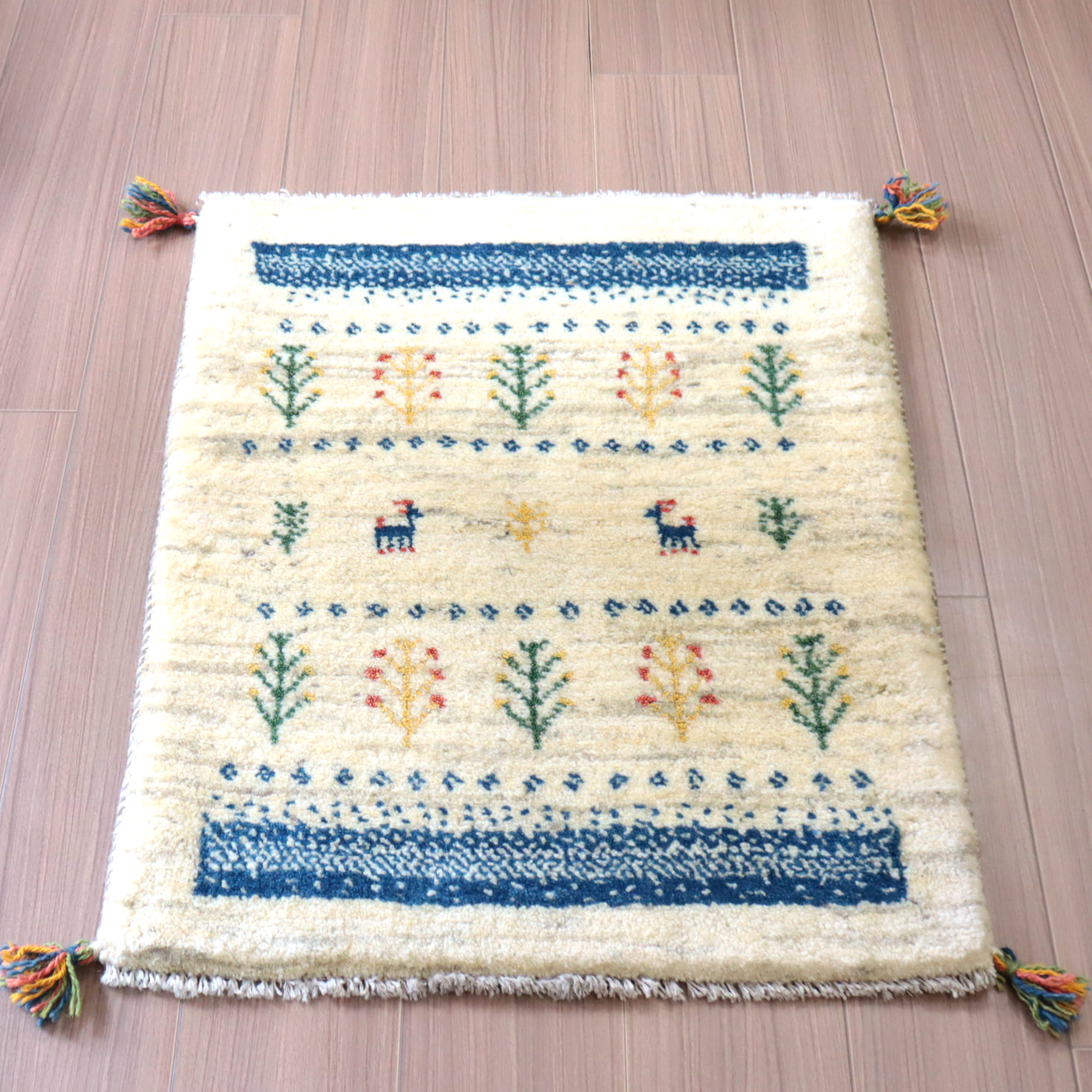 ギャッベ カシュカイ族の手織りラグ85×63cm ナチュラルアイボリー　ブルーのボーダー