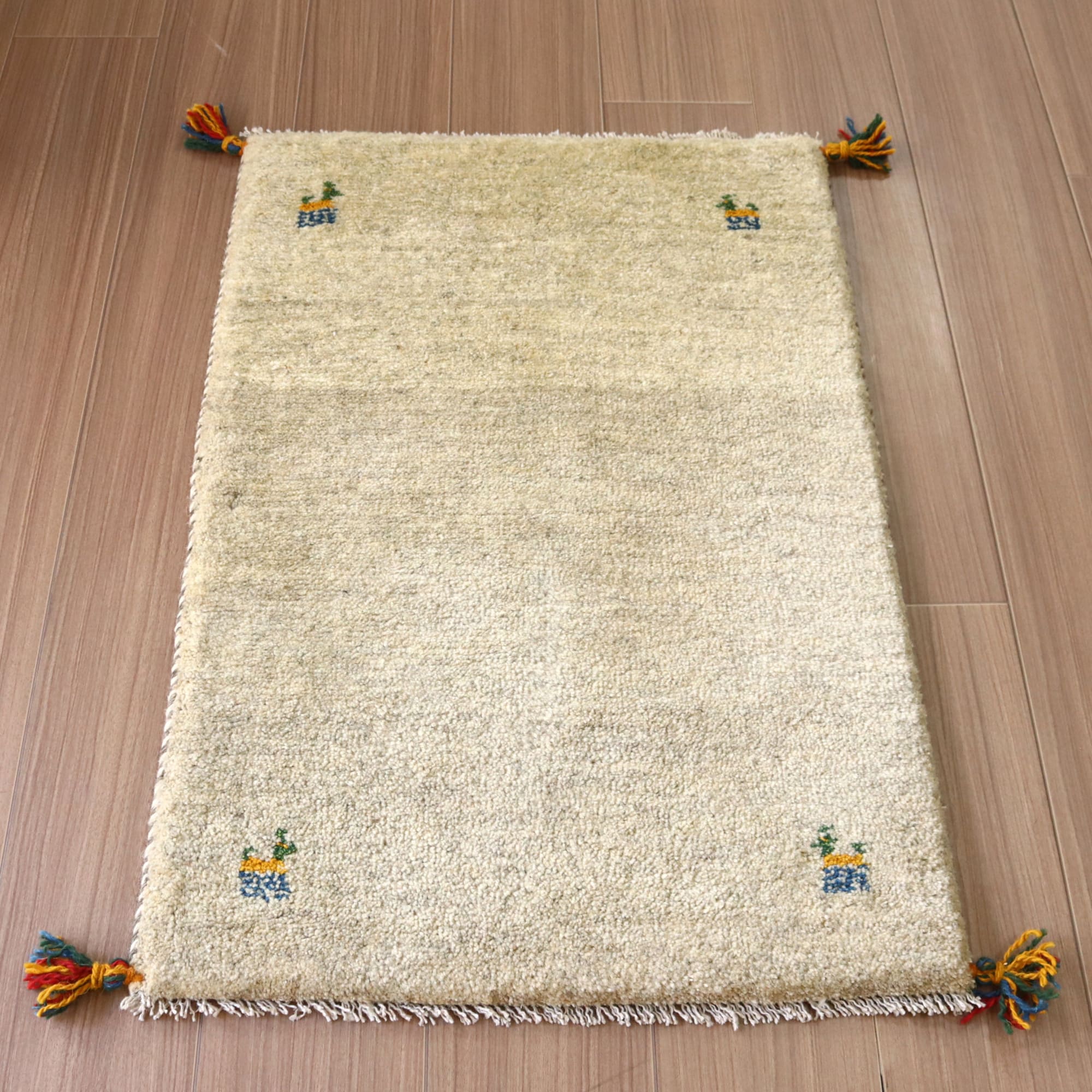 ギャッベ（ギャベ）　イラン 手織りラグ88×58cm 無染色のナチュラルアイボリー