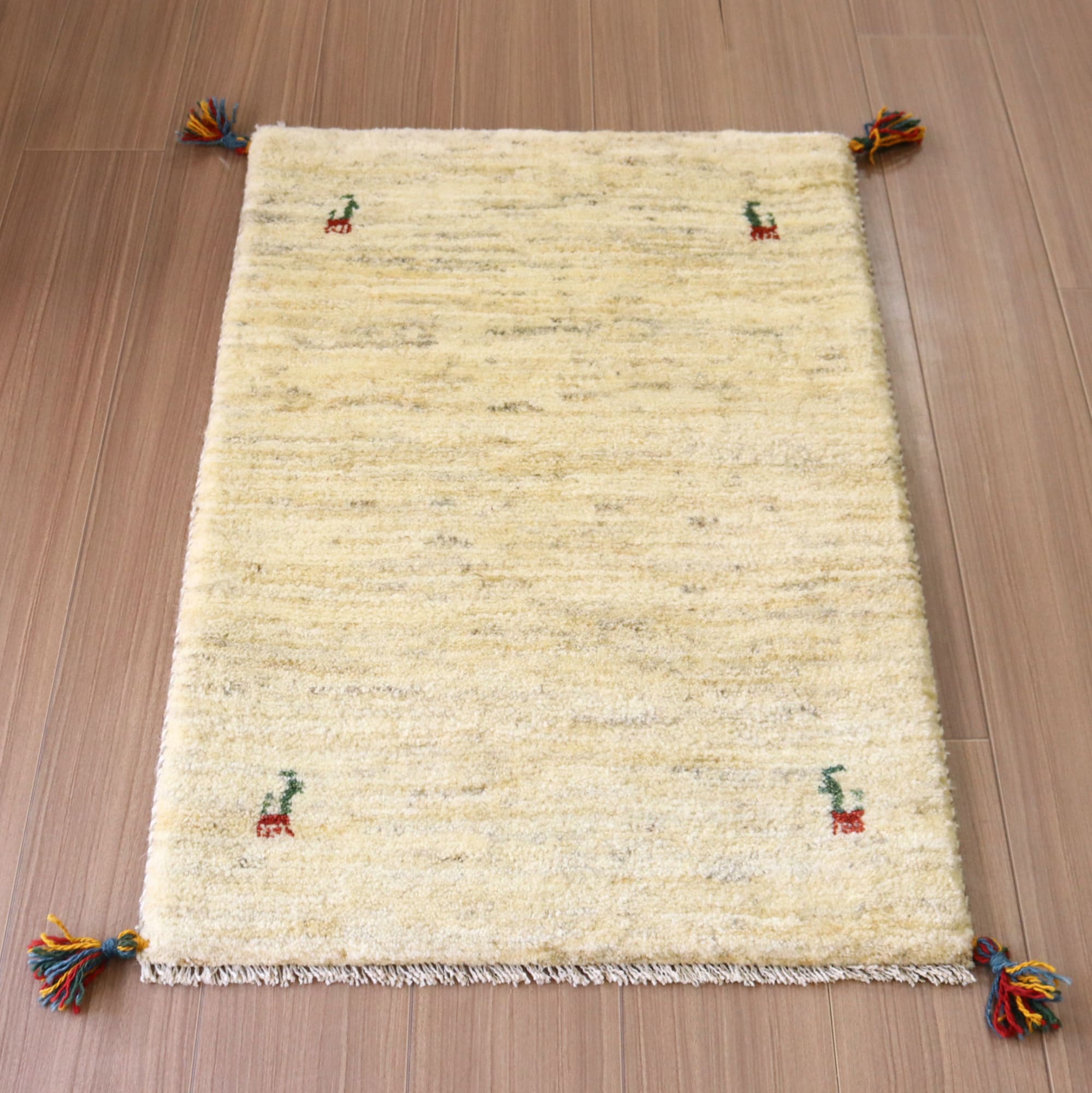 ギャッベ（ギャベ）　イラン 手織りラグ90×62cm 無染色のナチュラルアイボリー