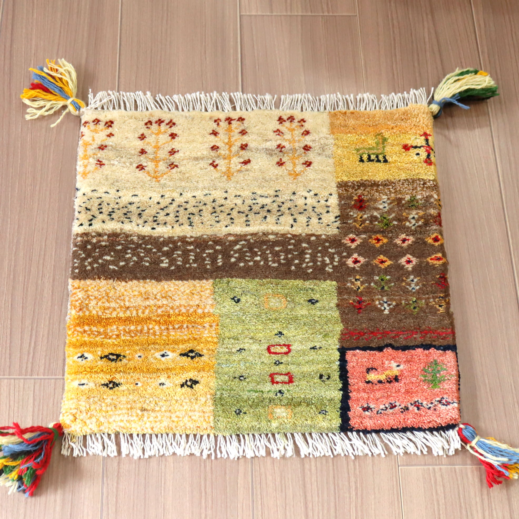 ギャッベ 手織り　イラン産　座布団サイズ41×42cm 細かな織り　カラフルモチーフ