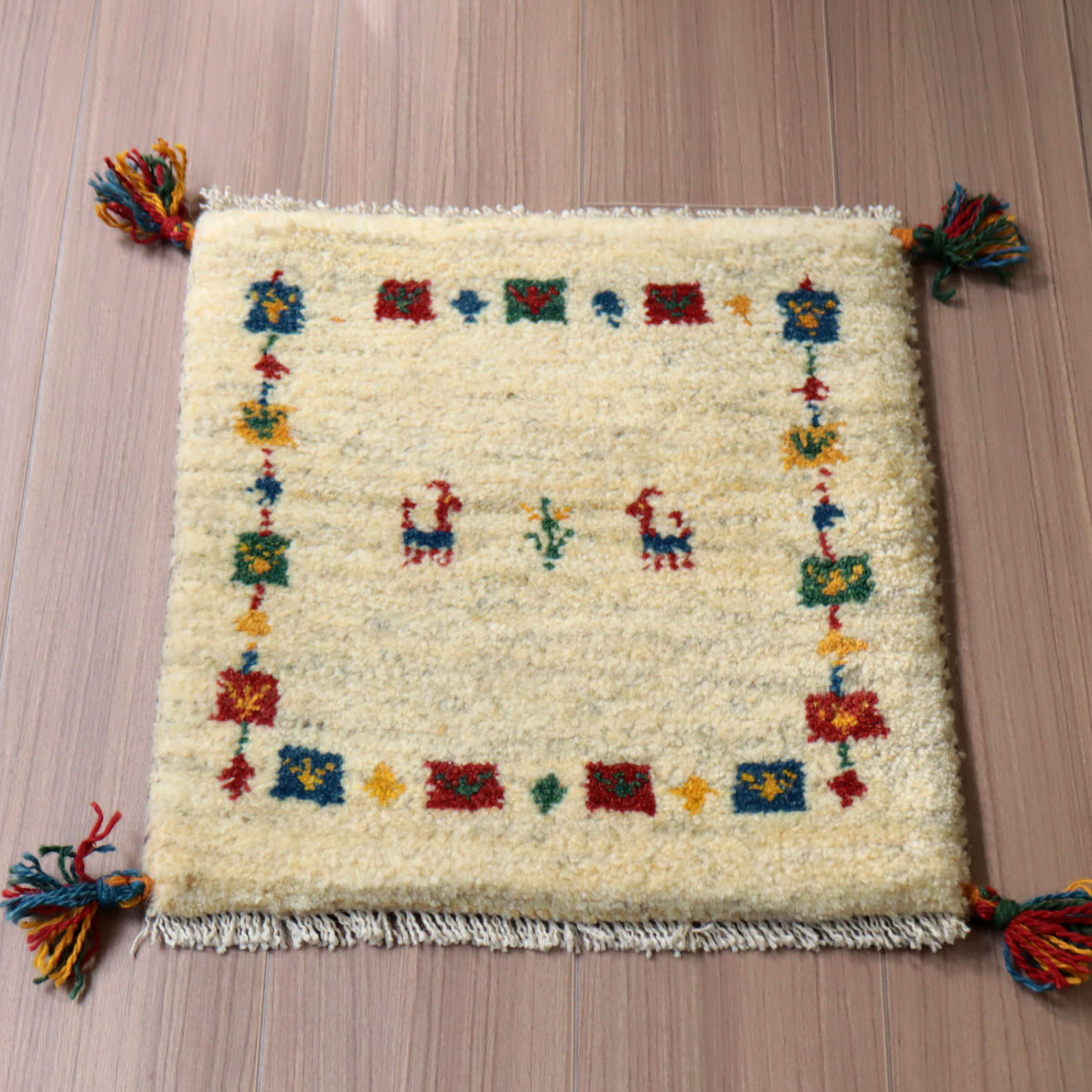 ギャッベ　イラン産　手織りラグ 43x42cm ナチュラルアイボリー　座布団サイズ