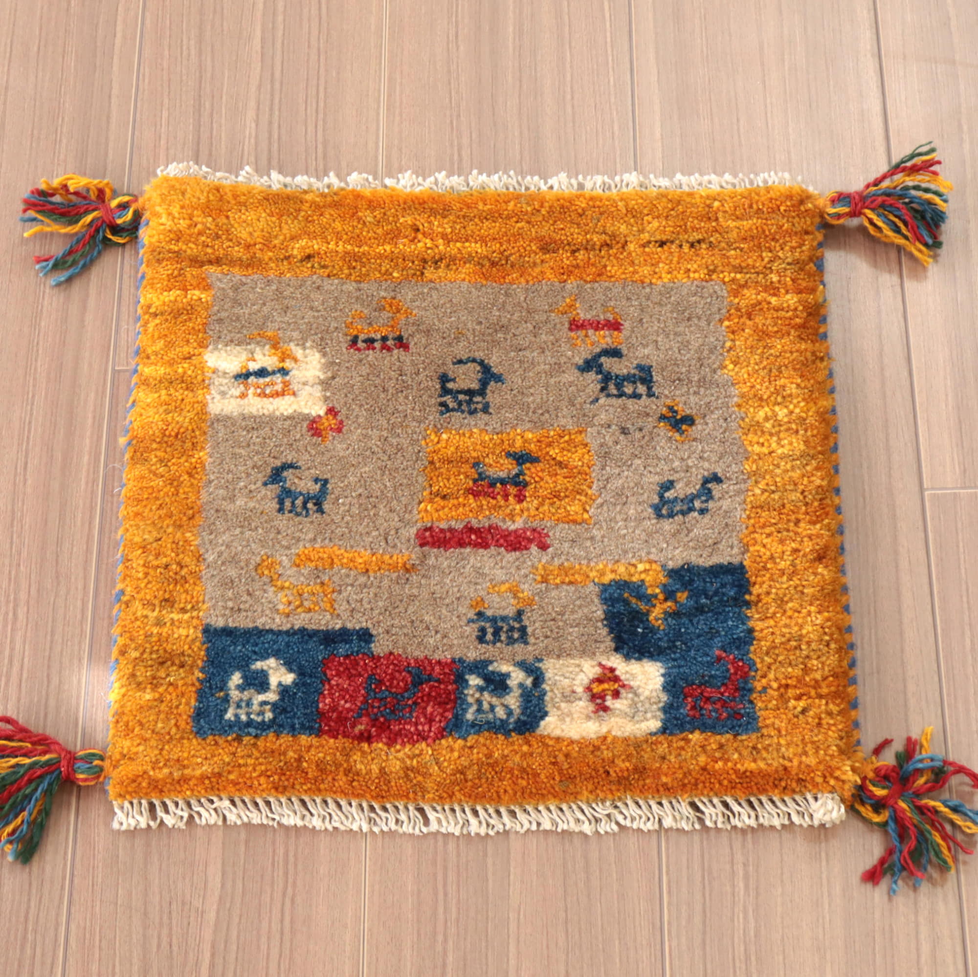 ギャッベ 遊牧民の手織りラグ39×39cm ベージュ、オレンジ