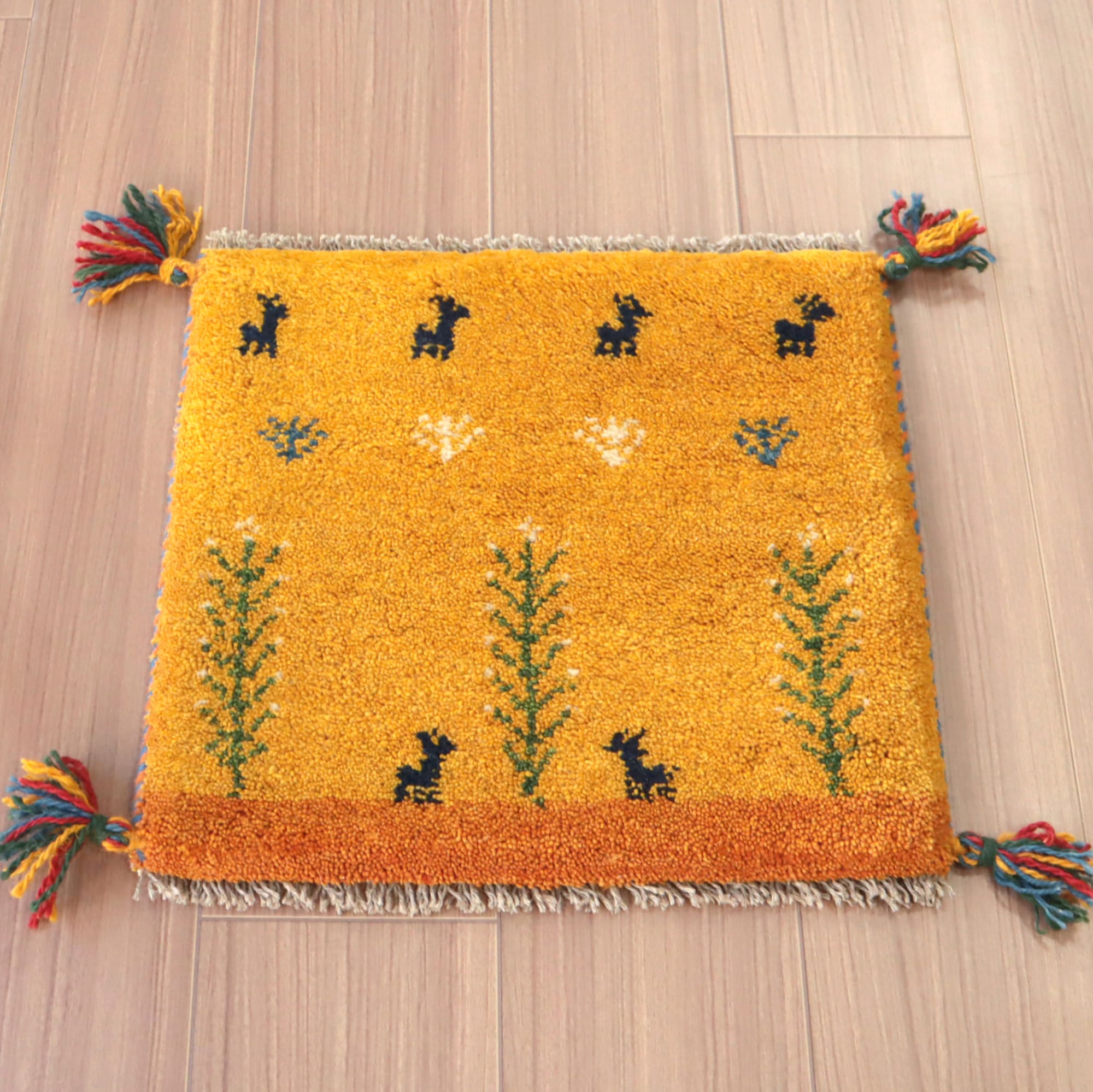 ギャッベ　Gabbeh イラン製　座布団サイズ39×42cm オレンジ　生命の木と動物モチーフ