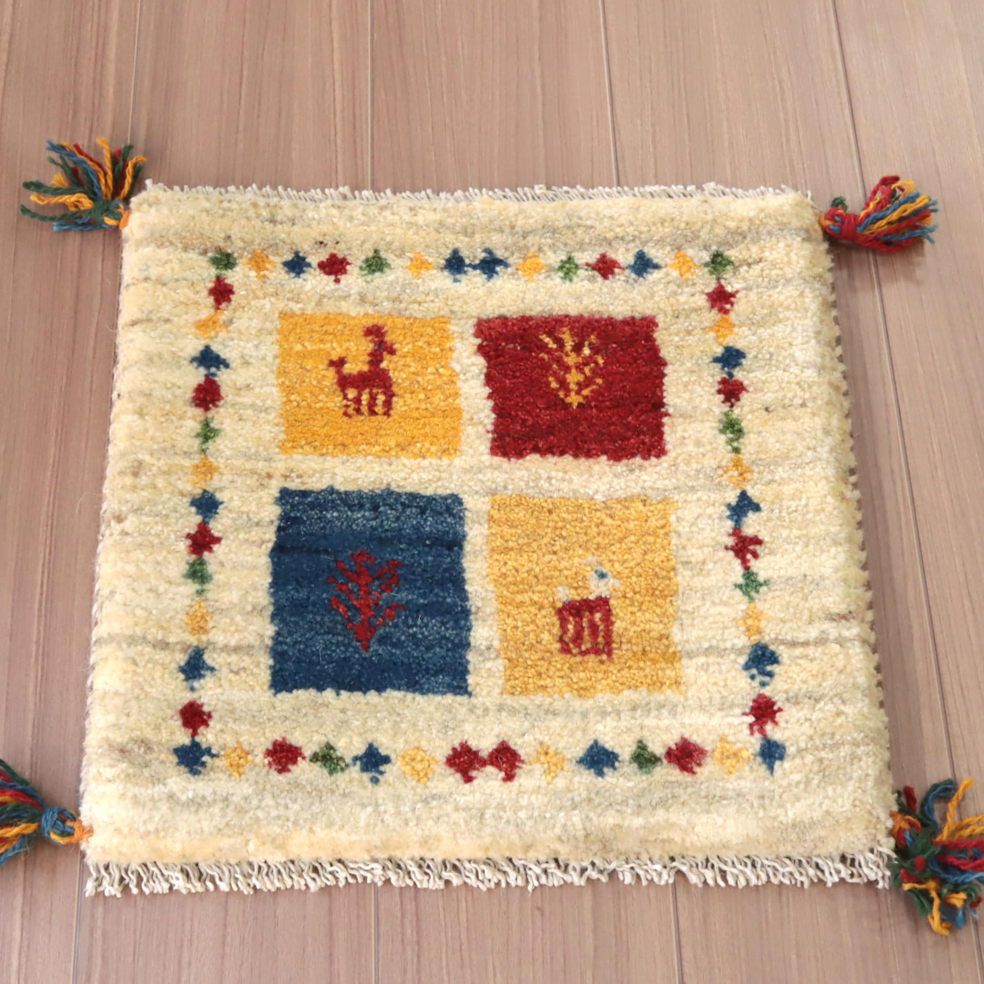ギャッベ 遊牧民の手織りラグ41×43cm アイボリー　カラフルなタイル