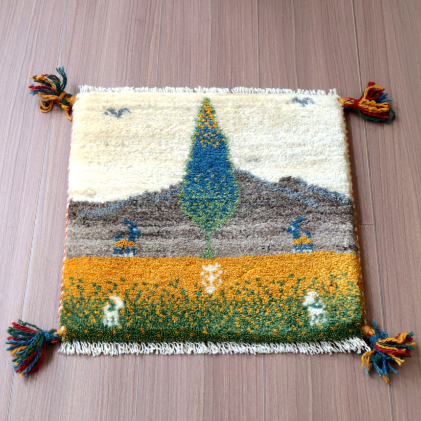 ギャッベ イラン産手織りラグ39×39cm 座布団サイズ　イトスギのある風景