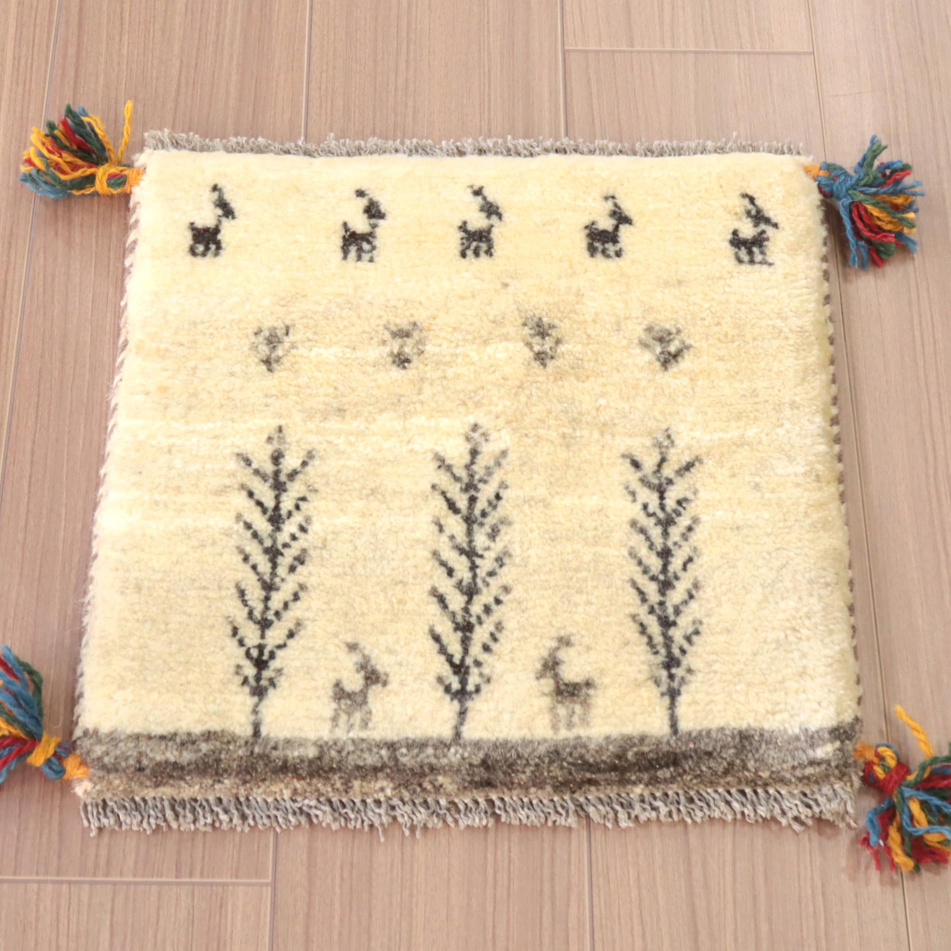 ギャッベ 遊牧民の手織りラグ37×39cm アイボリー　動物と草花