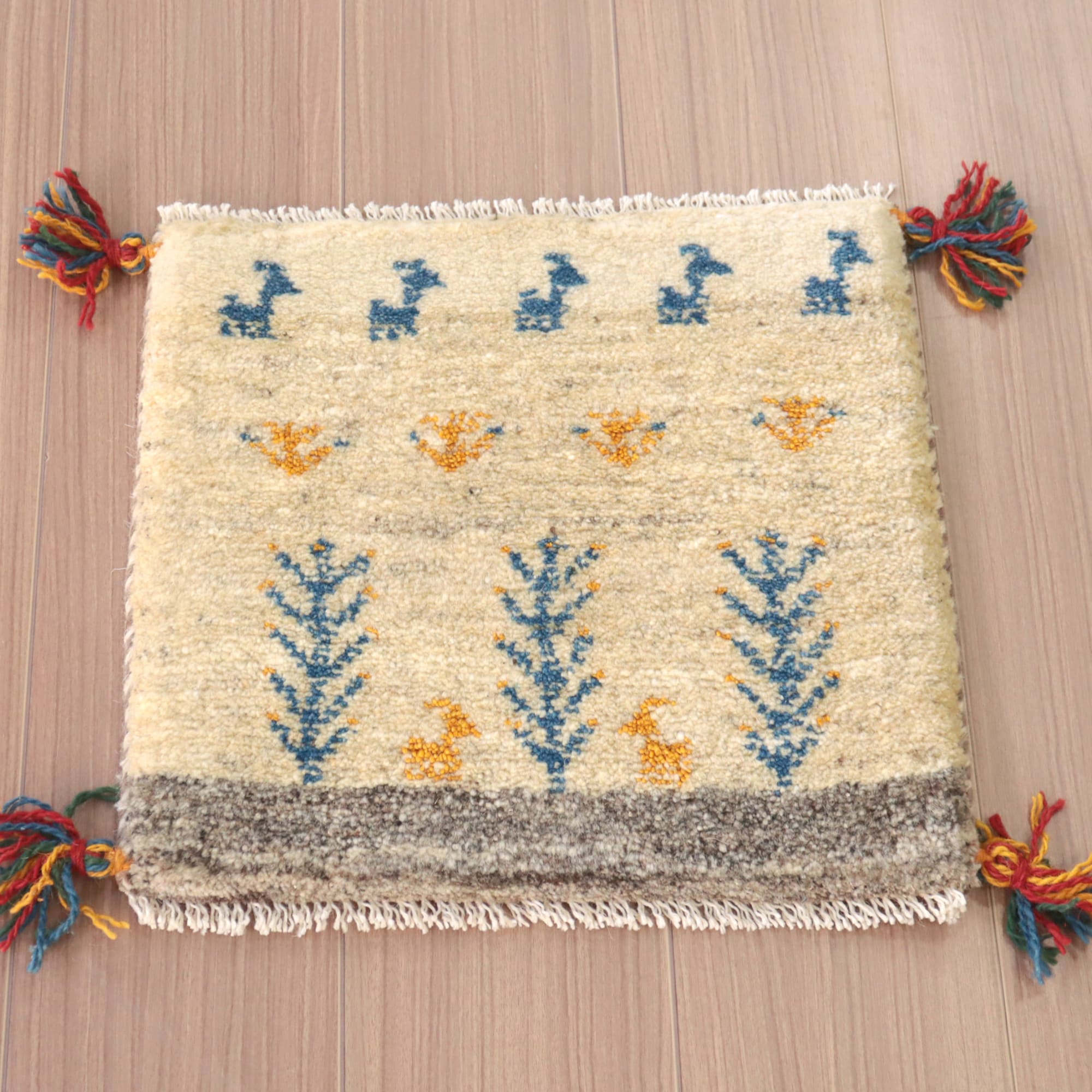ギャッベ イラン産　手織りラグ38×41cm アイボリー　動物と草花