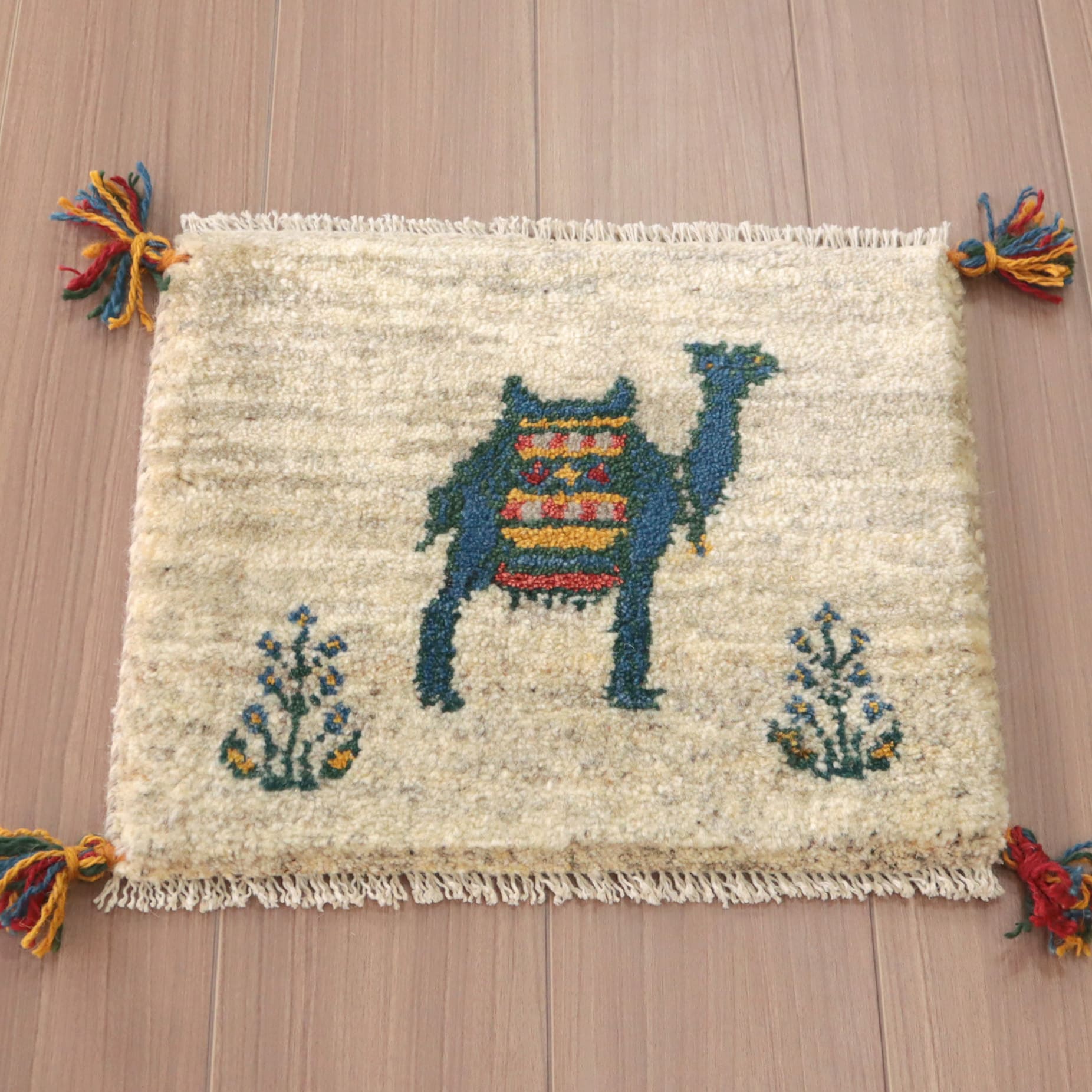 ギャッベ 遊牧民の手織りラグ36×43cm ナチュラルアイボリー　ラクダ