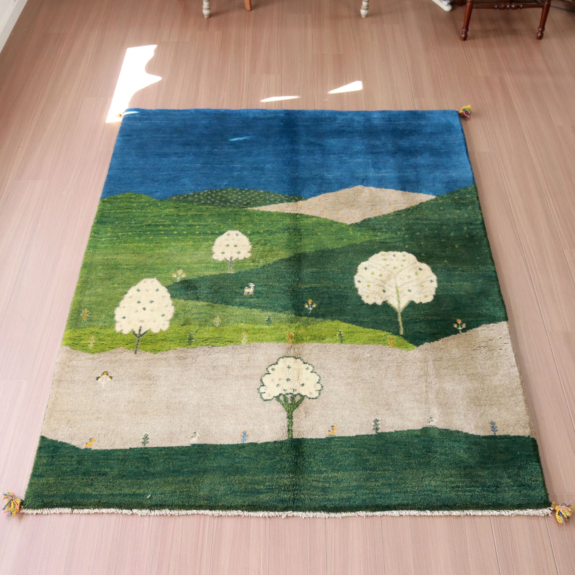ギャッベ 手織りラグ イラン産絨毯195×148cm ほのぼの　白い花の咲く風景