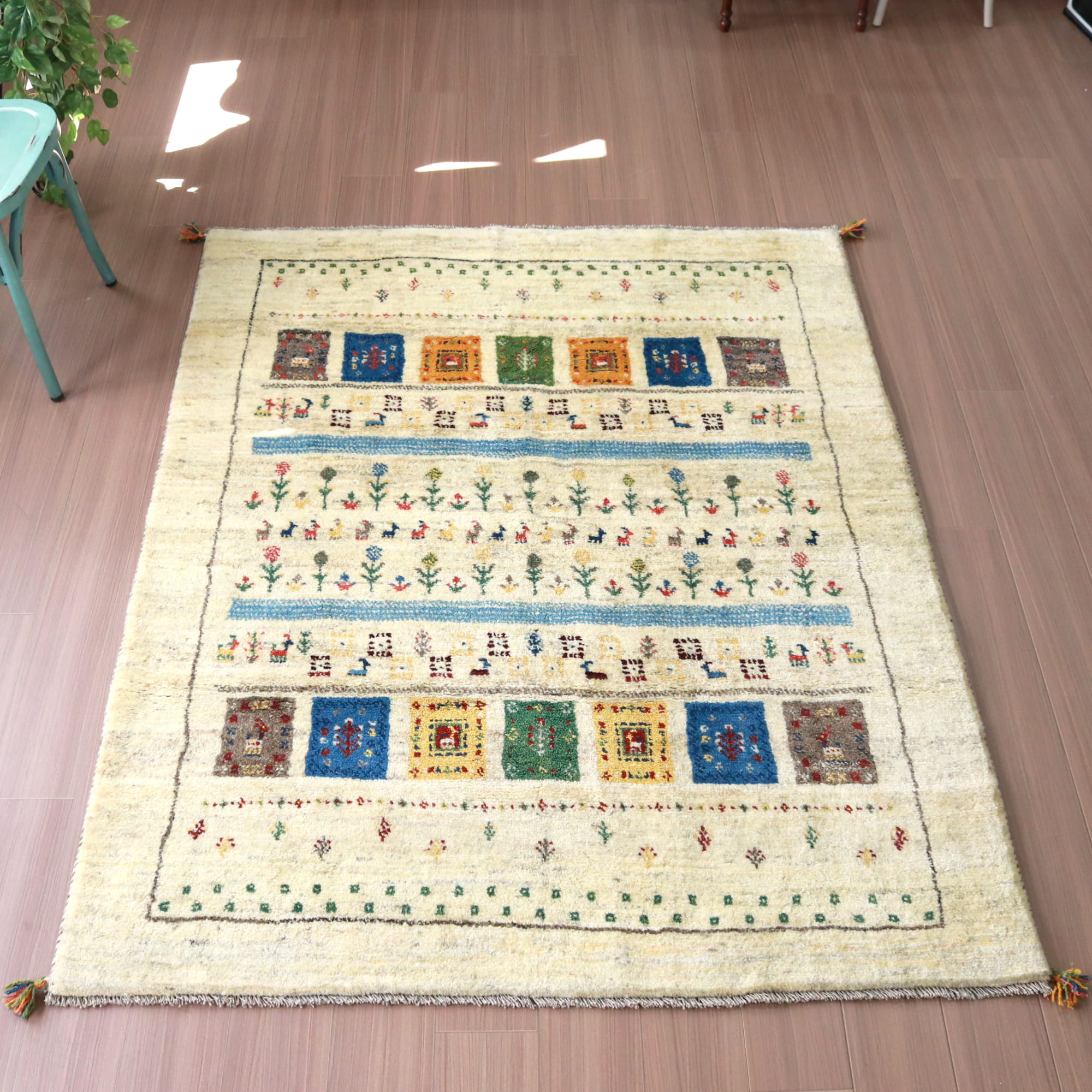 ギャッベ 手織りラグ イラン産絨毯192×155cm ナチュラルアイボリー　カラフルなタイルお花畑