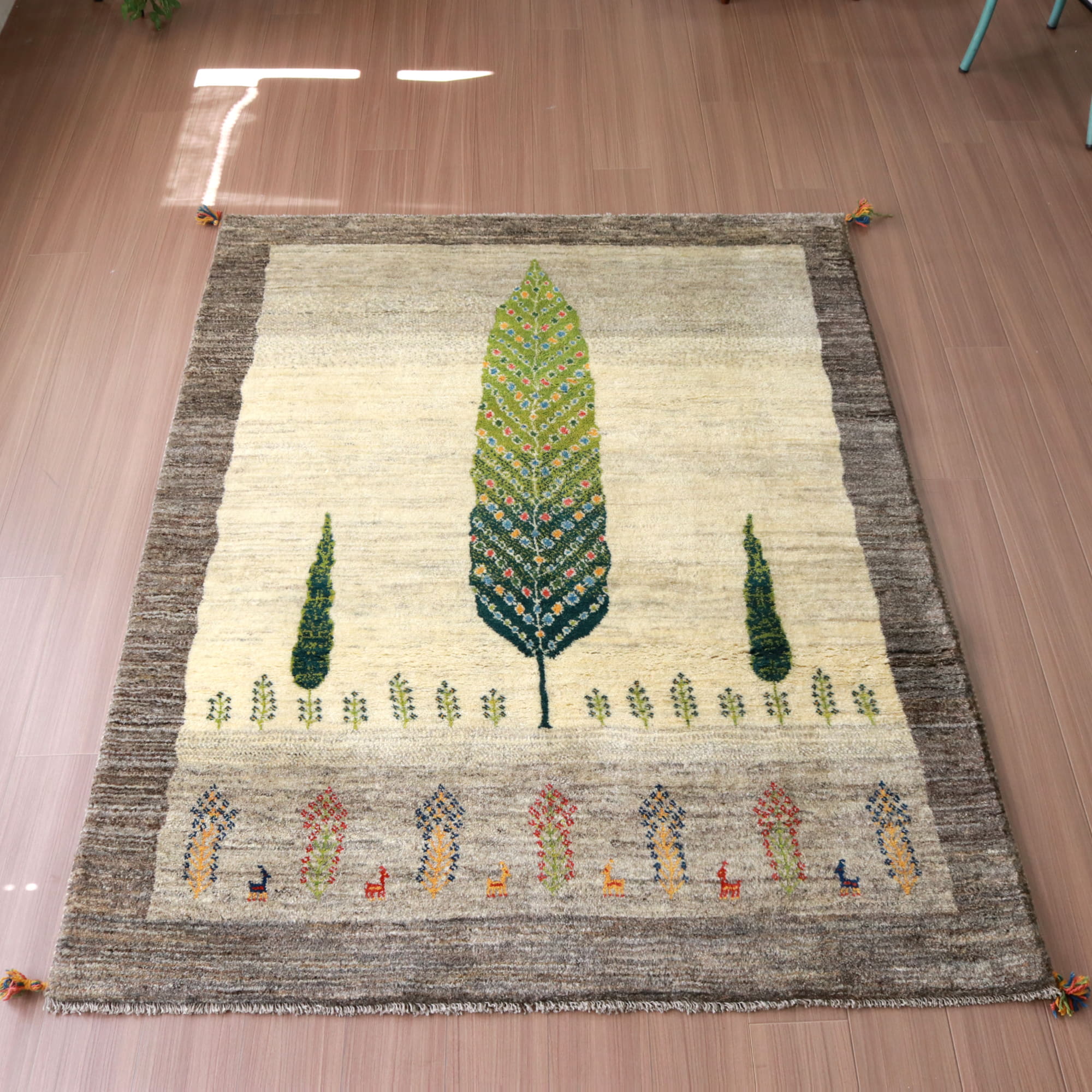 ギャッベ 手織りラグ イラン産絨毯196×156cm ナチュラルアイボリー　背の高いイトスギの木