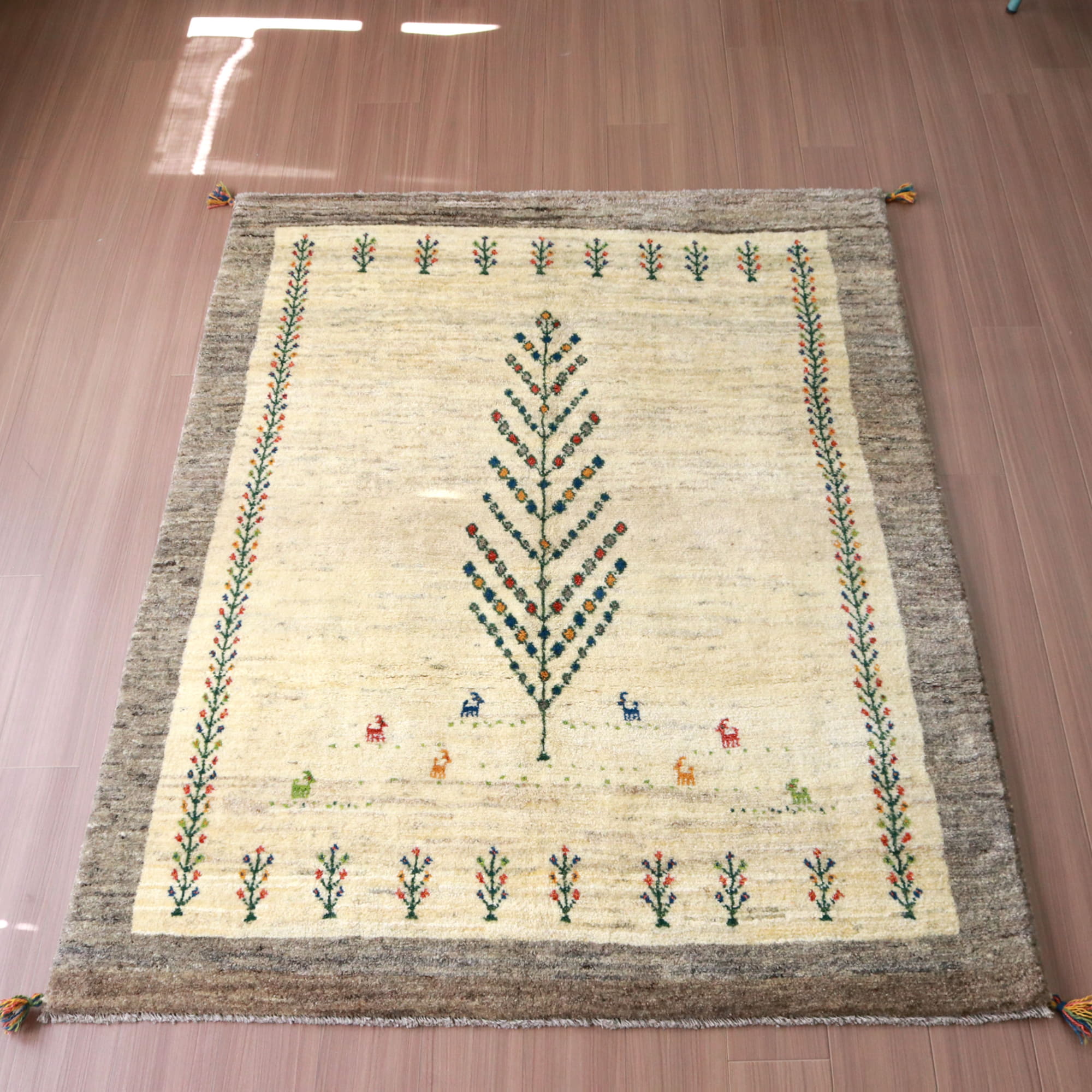 ギャッベ 手織りラグ イラン産絨毯188×150cm ナチュラルアイボリー　グレー　生命の木