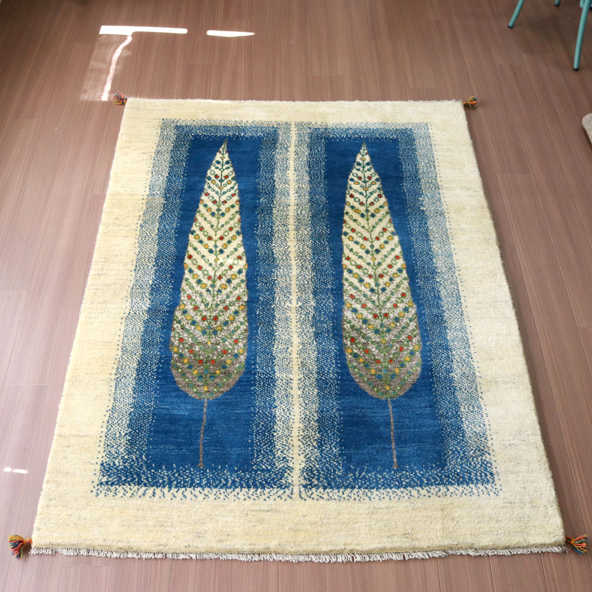 ギャッベ 手織りラグ イラン産絨毯207×157cm 背の高い２本のイトスギの木