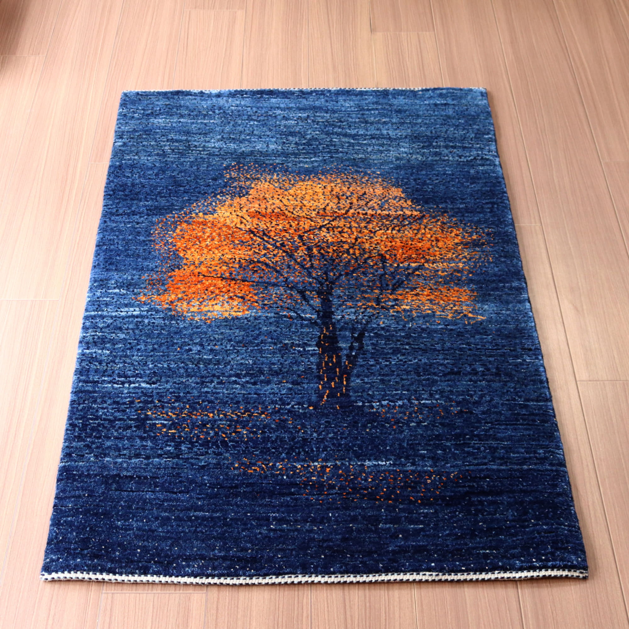 ギャッベ　細かく緻密な織り　121×80cm 幻想的な木の風景　ブルー　ノウバフト　イラン産