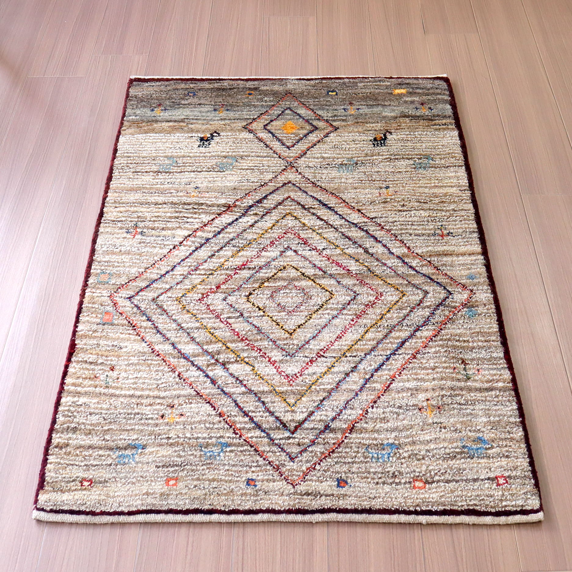 ギャッベ　ノマド　イラン産手織りラグ126×83cm 無染色のグレーの羊毛　ひし形メダリオン