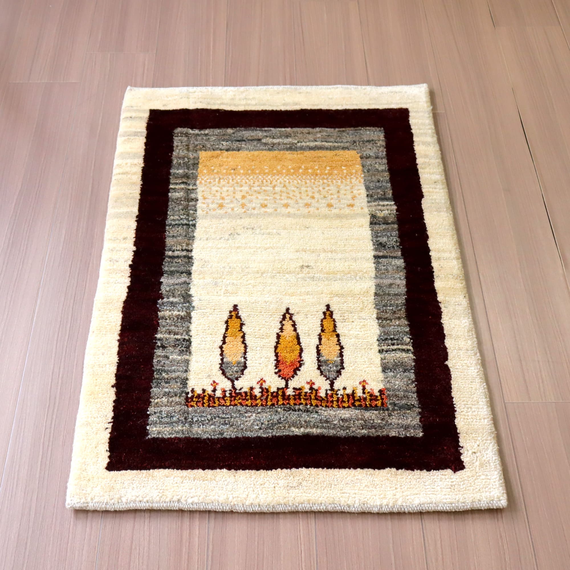 ギャッベ　ノマド　イラン産手織りラグ93×62cm イトスギのある風景　アイボリー/ワインレッド