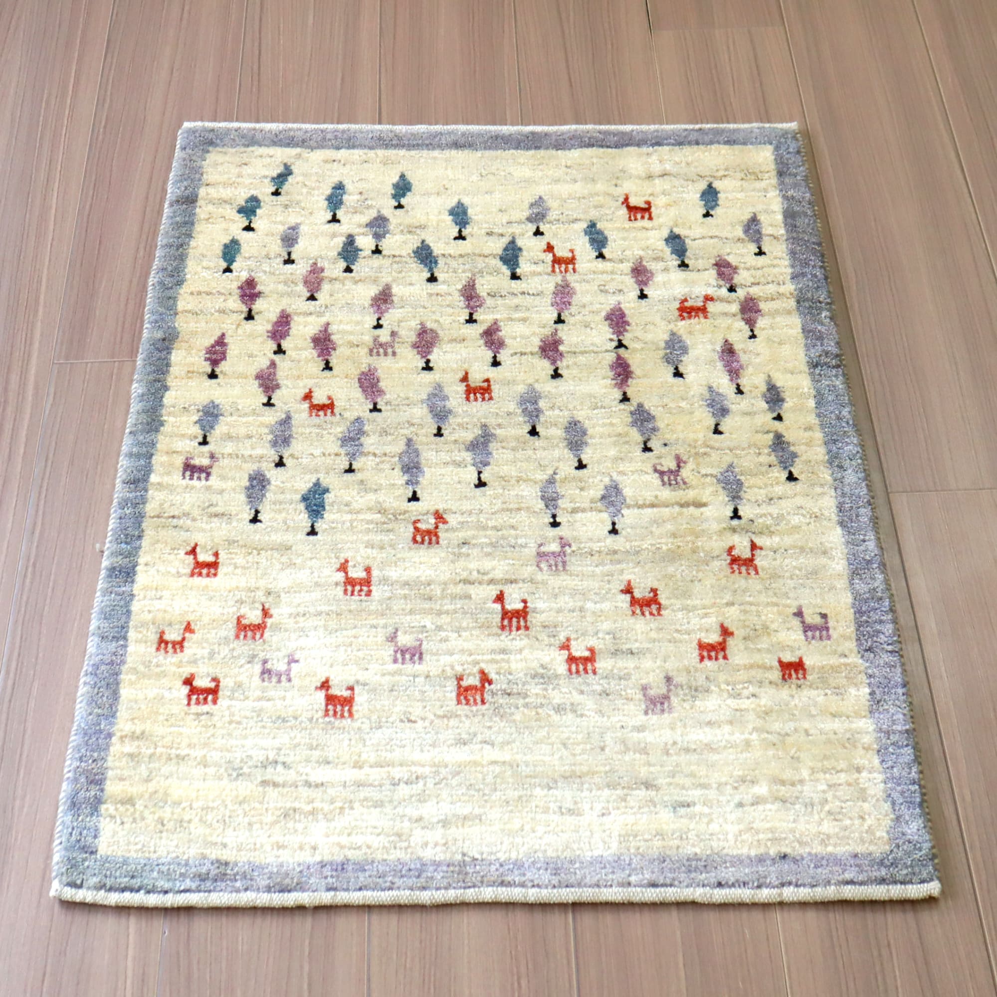 ギャッベ　ノマド　イラン産手織りラグ90×66cm 動物と木々の風景　ナチュラル