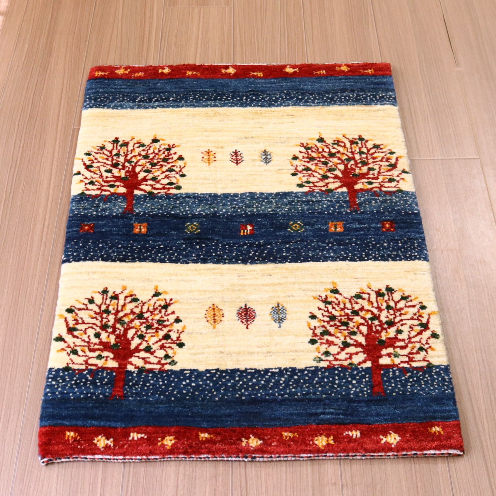 ギャッベ　バナフシェ　イラン産手織りラグ88×60cm アイボリー　ブルー　花咲く生命の木