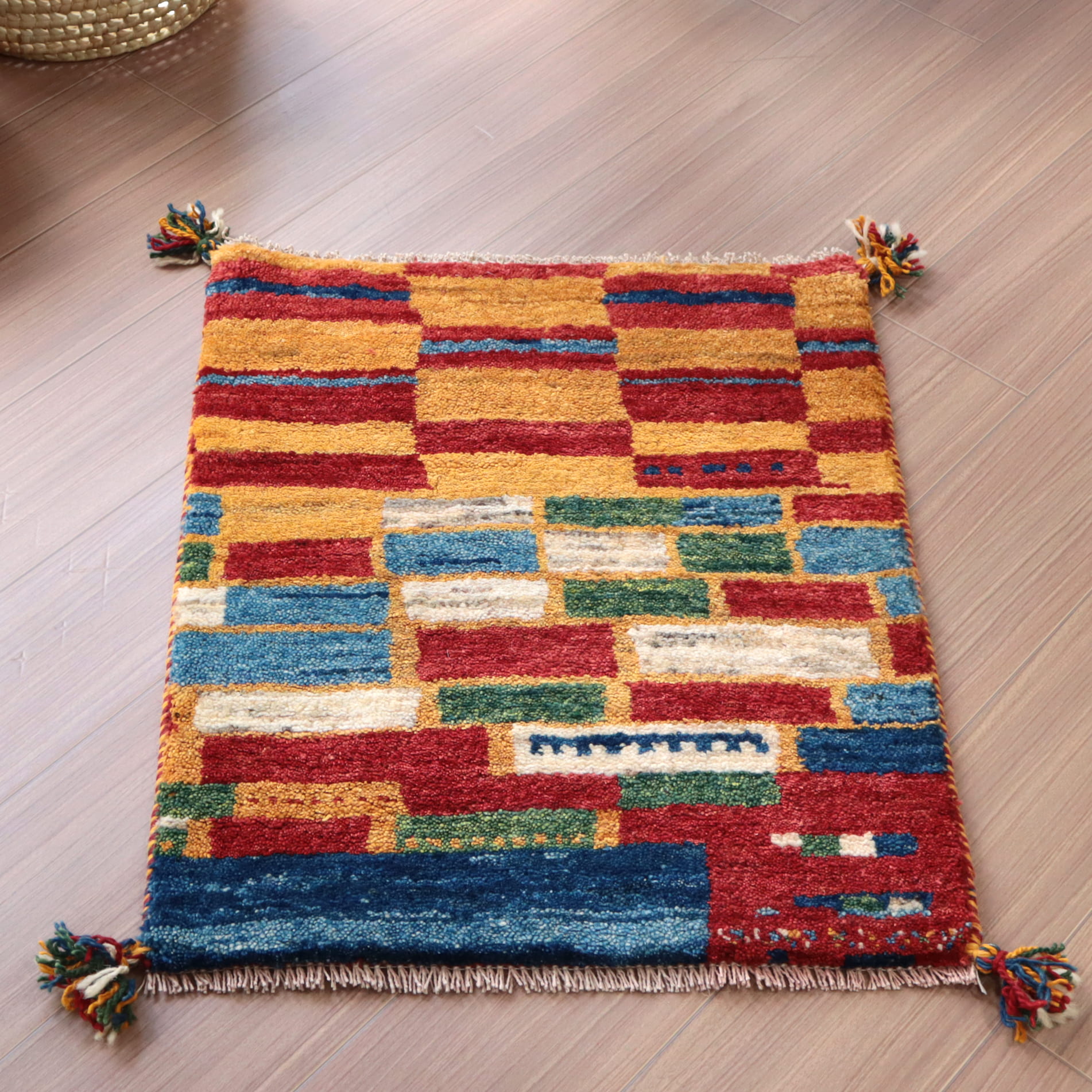 ギャッベ　カシュカイ族の手織りラグ　アマレバフ69×56cm カラフルタイル
