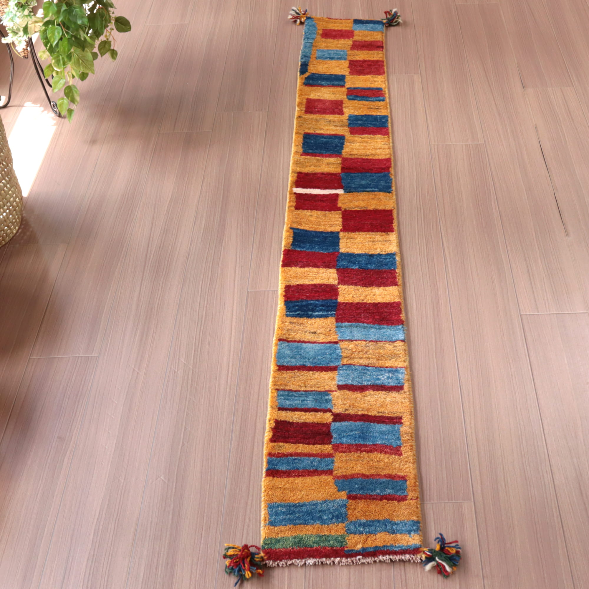 ギャッベ　カシュカイ族の手織りラグ　アマレバフ208×30cm カラフルタイル　細長ランナー