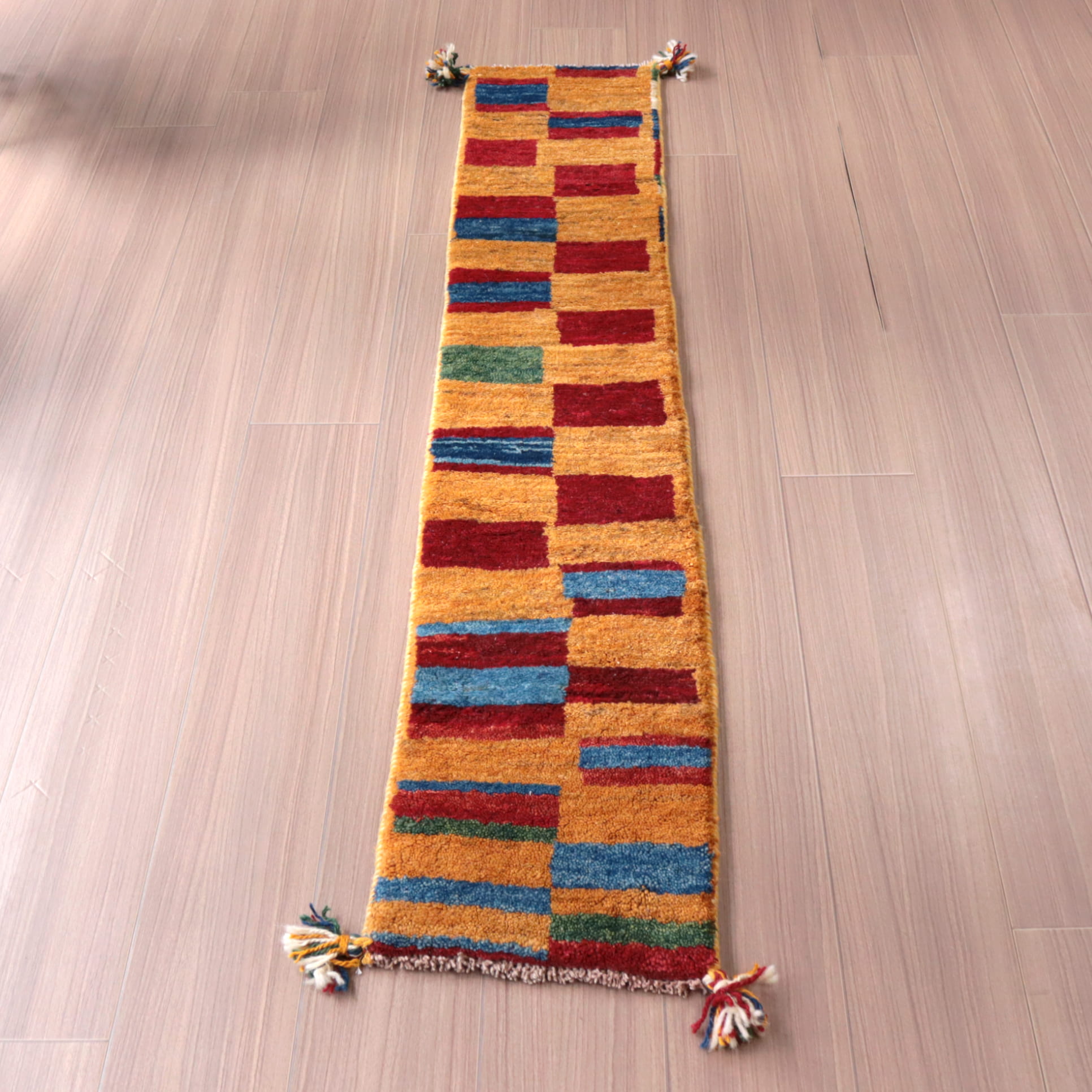 ギャッベ　カシュカイ族の手織りラグ　アマレバフ156×30cm カラフルタイル　細長ランナー