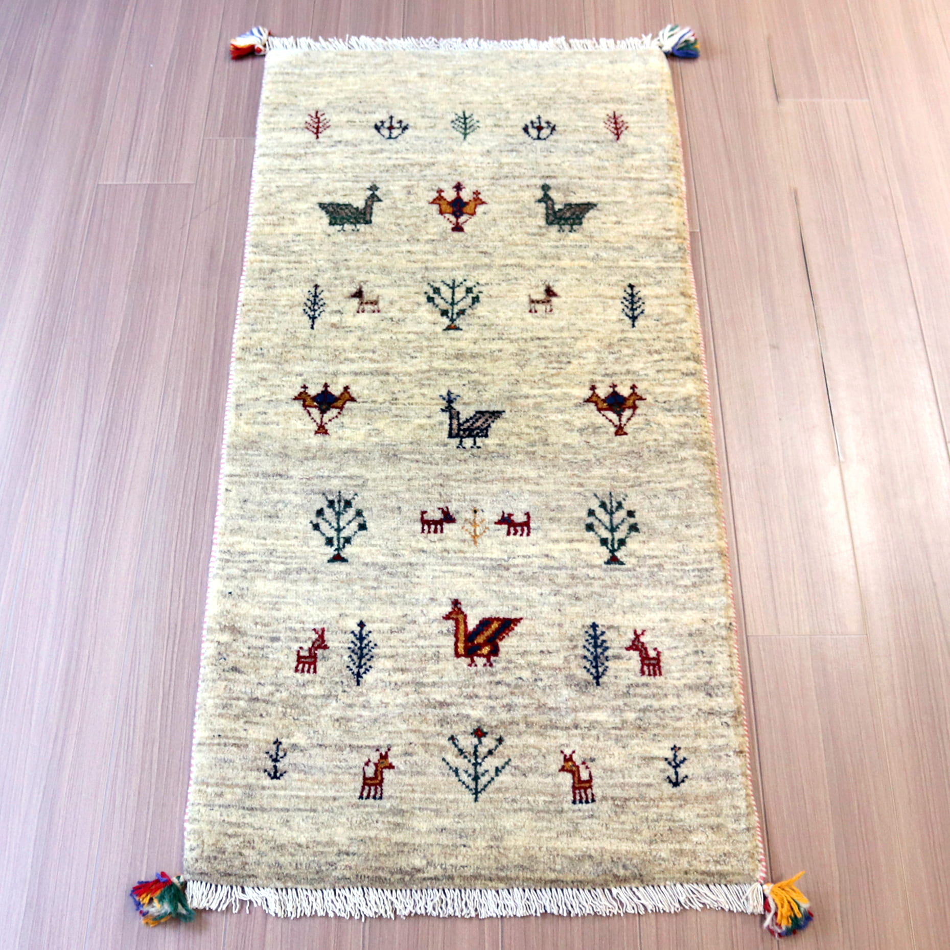 ギャッベ イランの手織りラグ144×68cm ナチュラルアイボリー 孔雀と生命の樹
