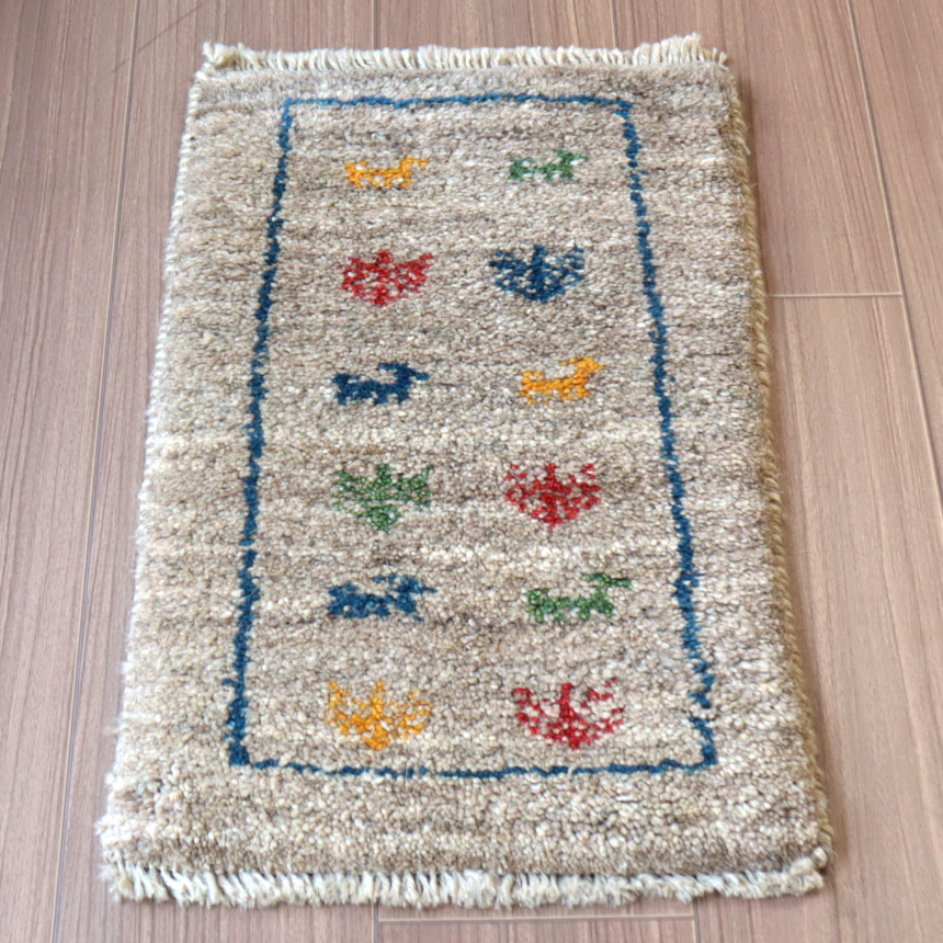 ミニギャッベ　イランの手織りラグ GABBEH57×34cm ナチュラルグレー　カラフルなモチーフ