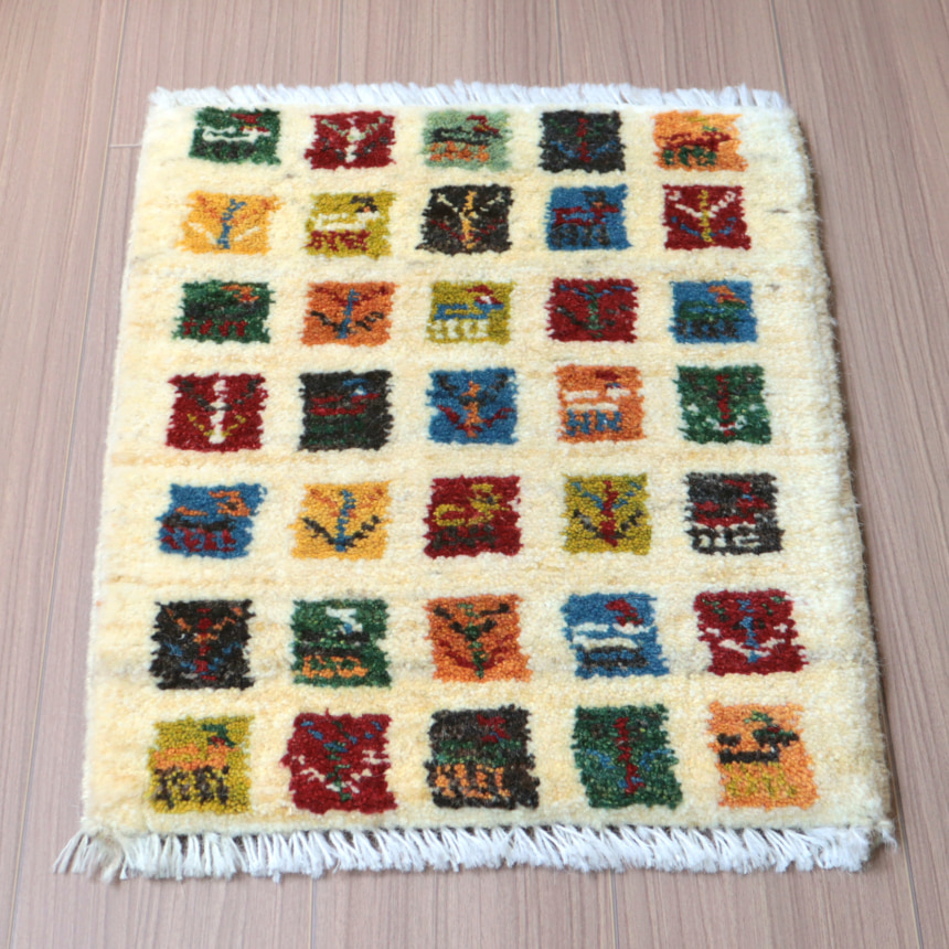 ミニギャッベ　イランの手織りラグ GABBEH53×43cm ナチュラルアイボリー　カラフルタイル