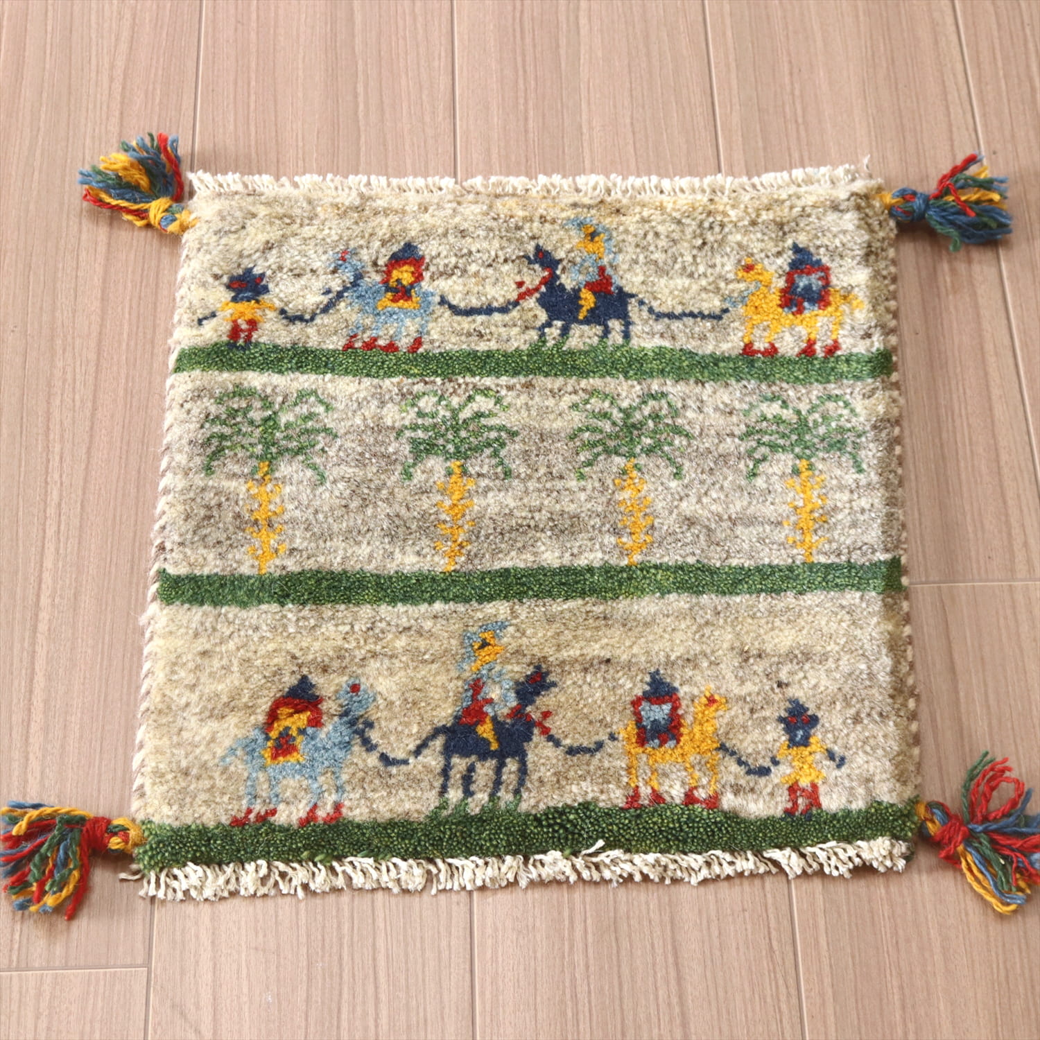 ギャッベ Gabbeh 座布団サイズギャベ42×38cm ナチュラルアイボリー イラン製手織り　ラクダの隊商