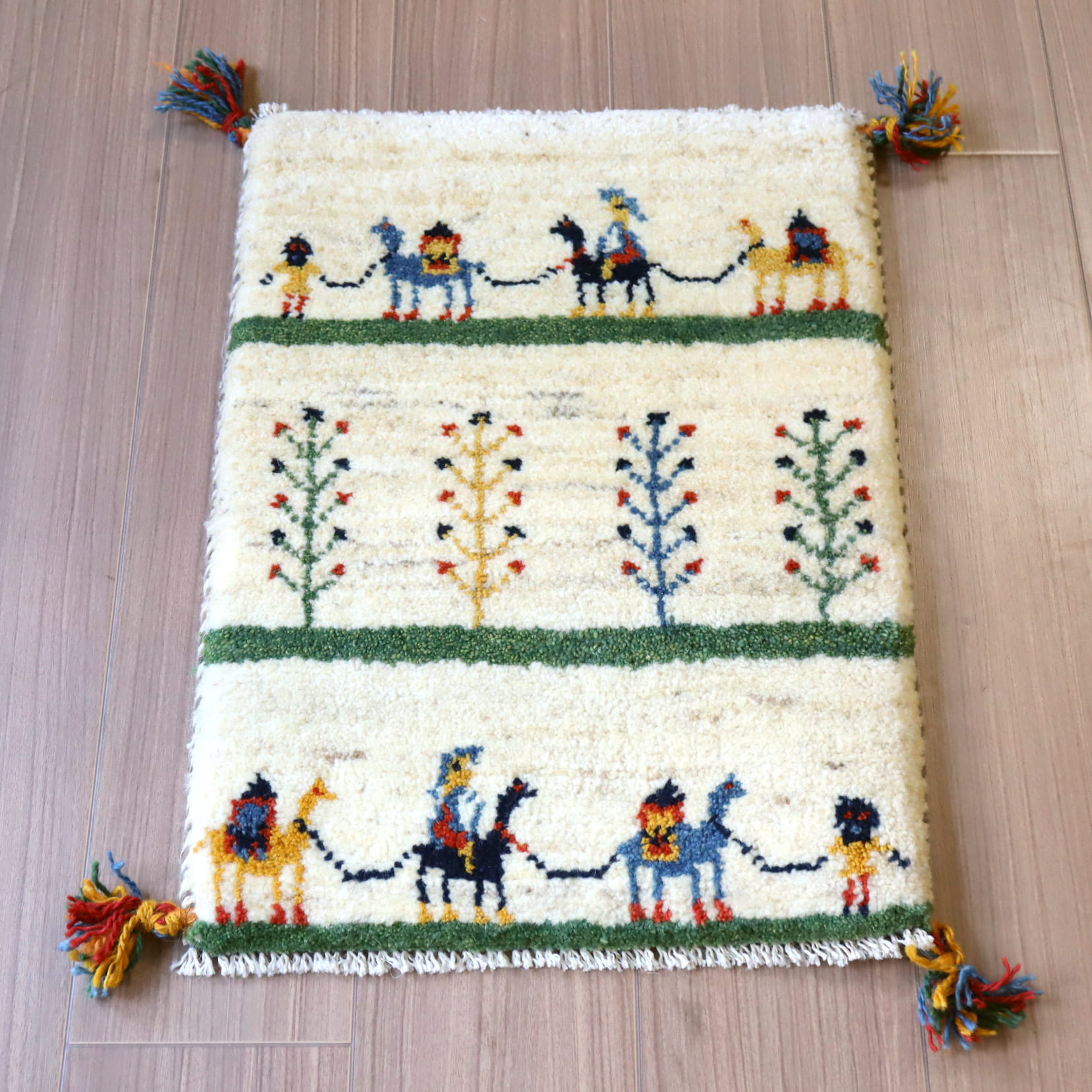 ギャッベ 手織り イラン産 58x42cm ナチュラルアイボリー　ラクダのキャラバン