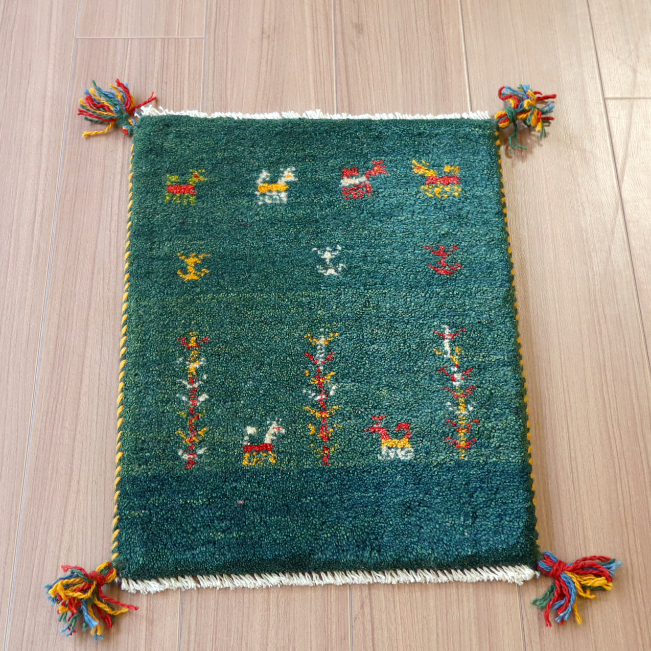 【15%OFF】ギャッベ ミニギャベ イラン　 54x42cm ブルーグリーン　動物と草花のモチーフ