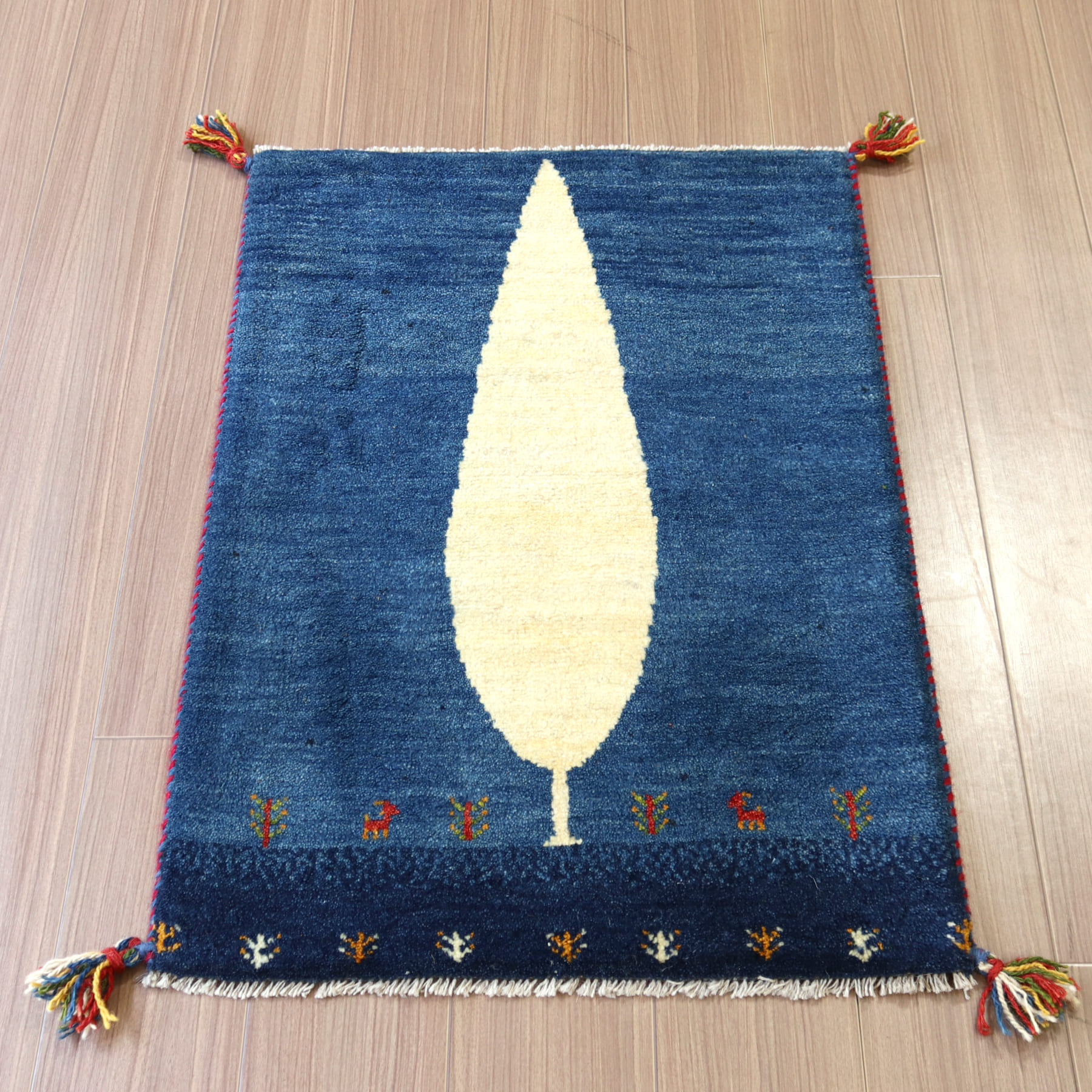 【15%OFF】ギャッベ イラン産手織り 90x63cm 白いイトスギの木　ブルー　玄関マット