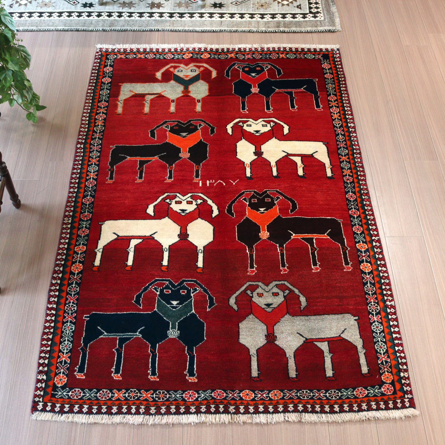 イランの手織りラグ ギャッベ　ヒジュラ歴1387年＝西暦1967年 185x123cm ８匹のヤギ