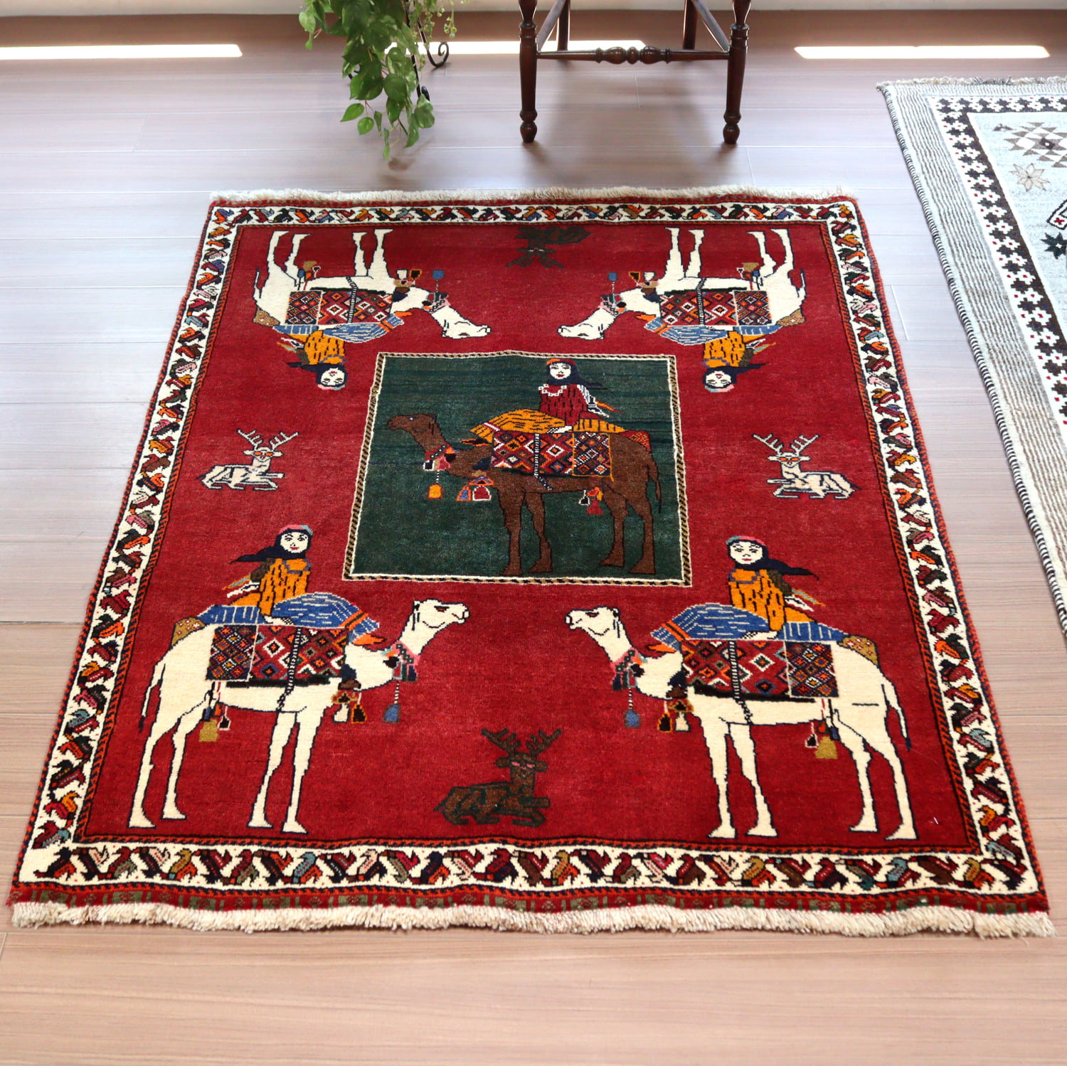 オールドギャッベ イランの手織りラグ 145x118cm ラクダに乗る女性