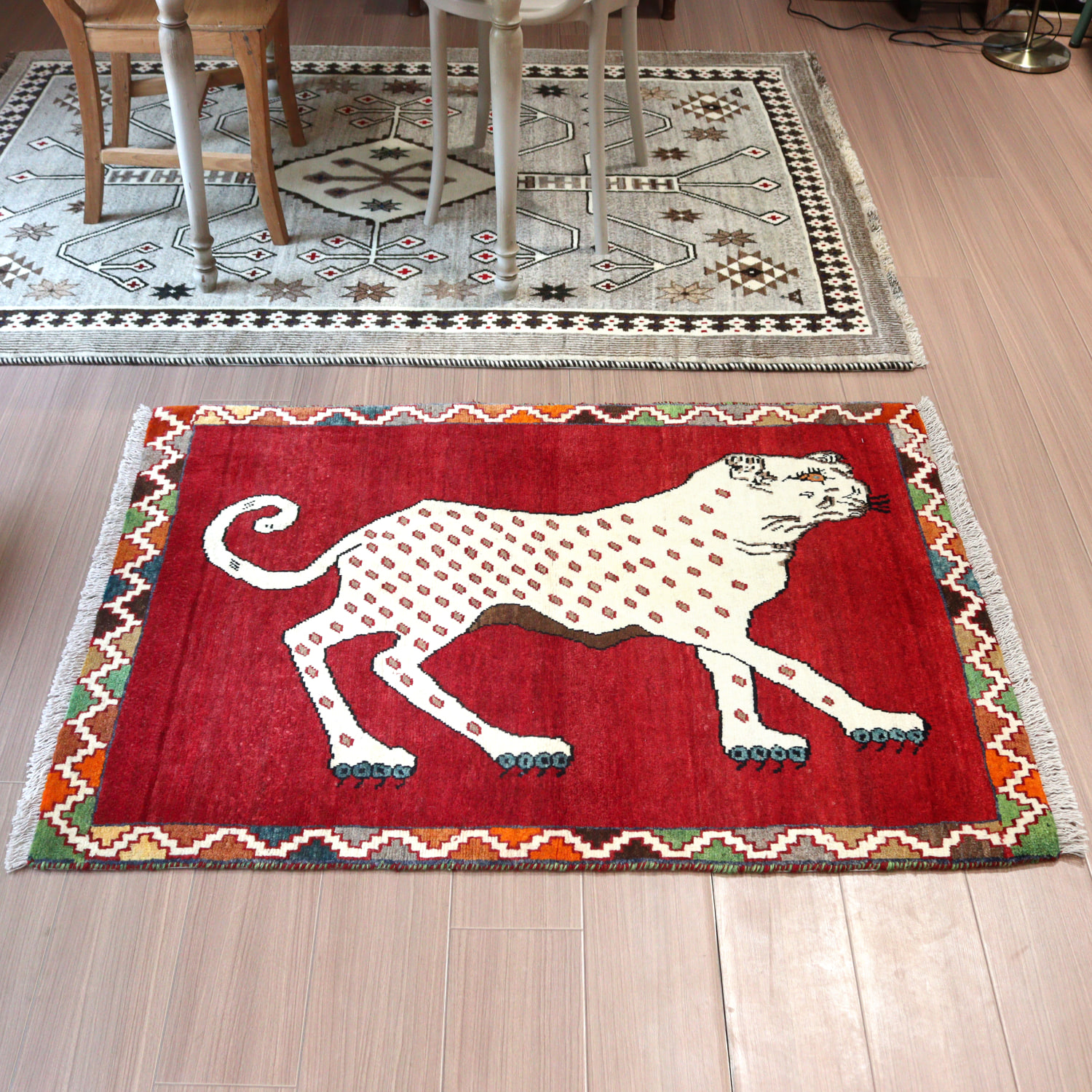 イランの手織りラグ ギャッベ 125x93cm 白いヒョウ