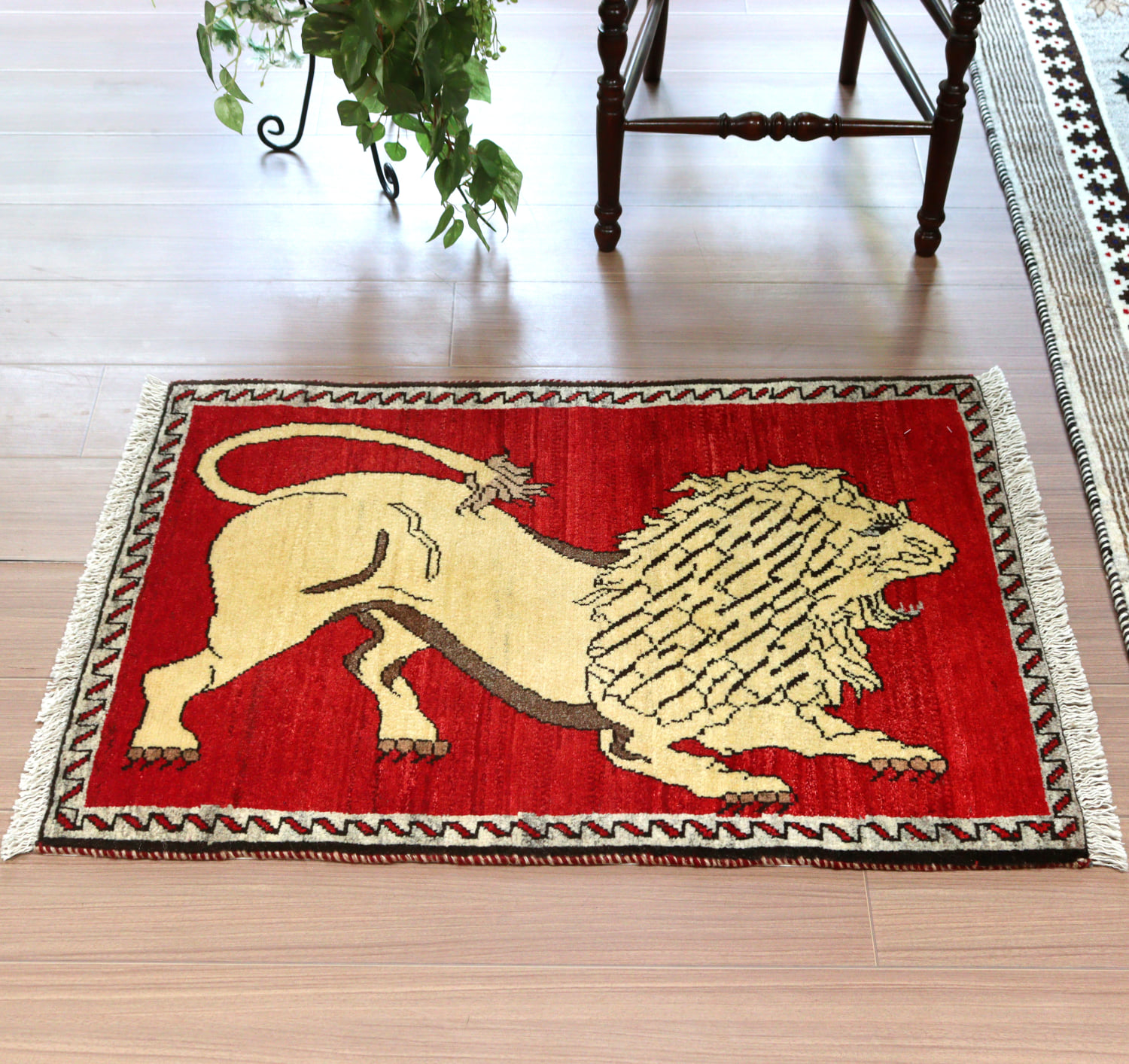 ギャッベ イランの手織りラグ 95x65cm 吠えるライオン