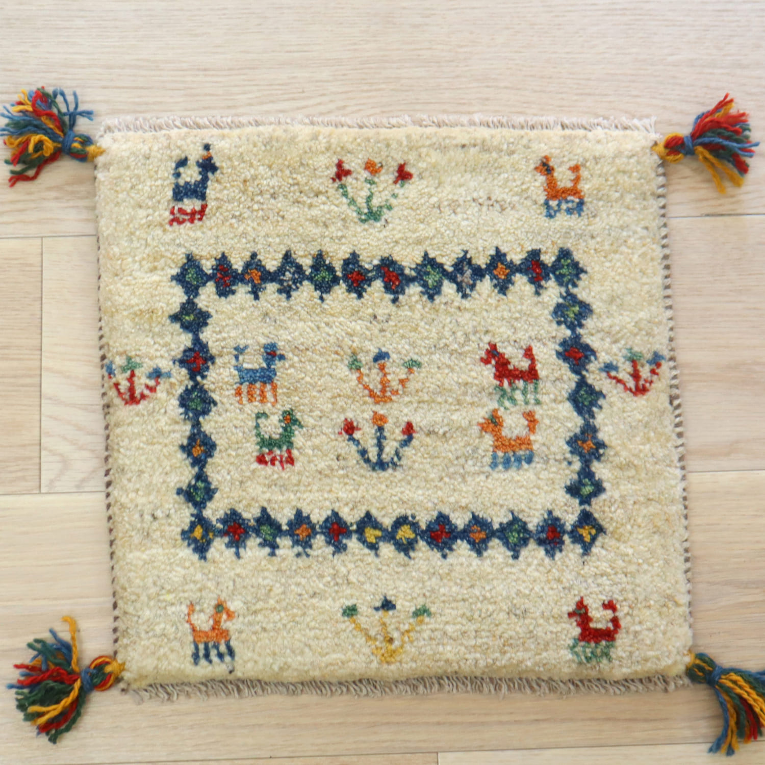 ギャッベ イラン産手織り 座布団サイズ 38x40cm ナチュラルアイボリー