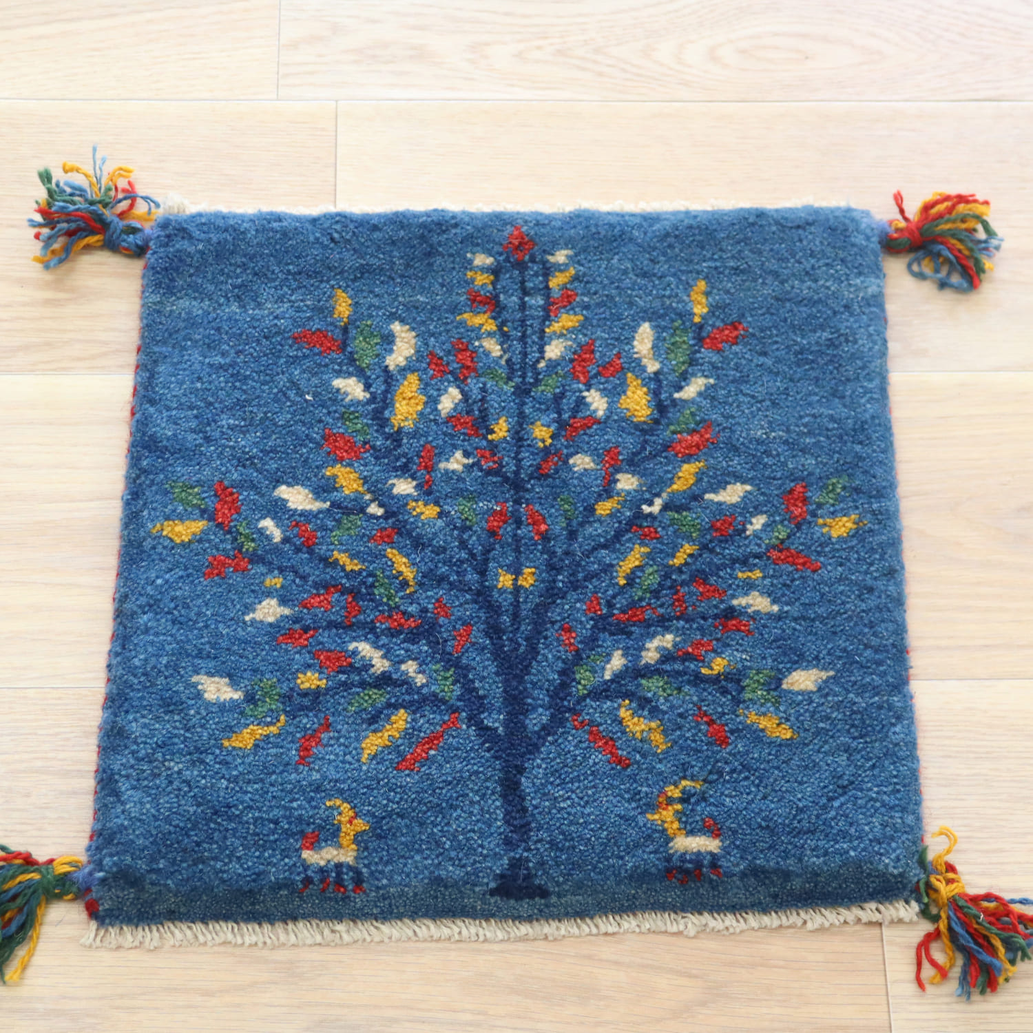 ギャッベ イラン産手織り 座布団サイズ 40x40cm ブルー　花をつけた生命の木