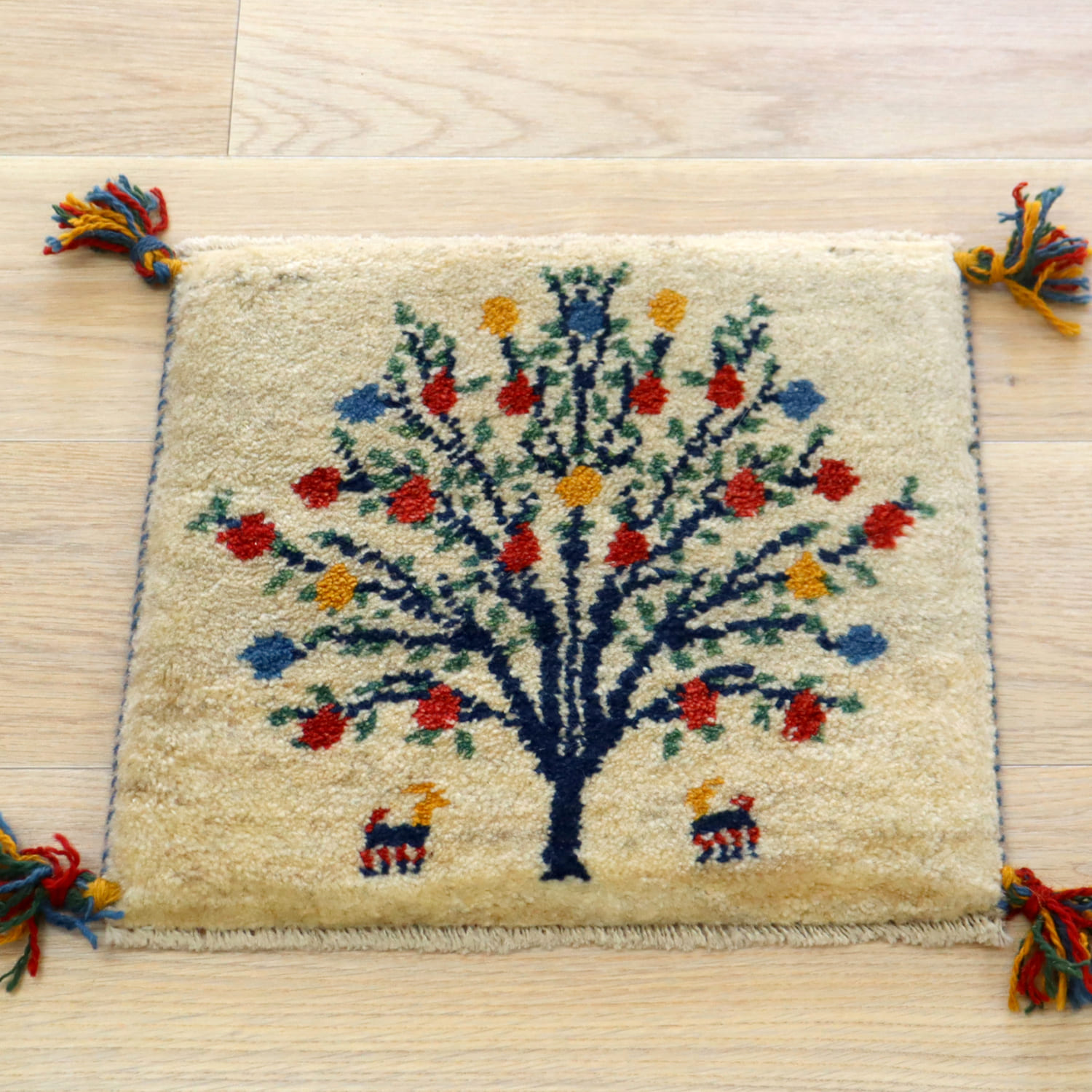 ギャッベ イラン産手織り 座布団サイズ 38x43cm ナチュラルアイボリー　花をつけた生命の木