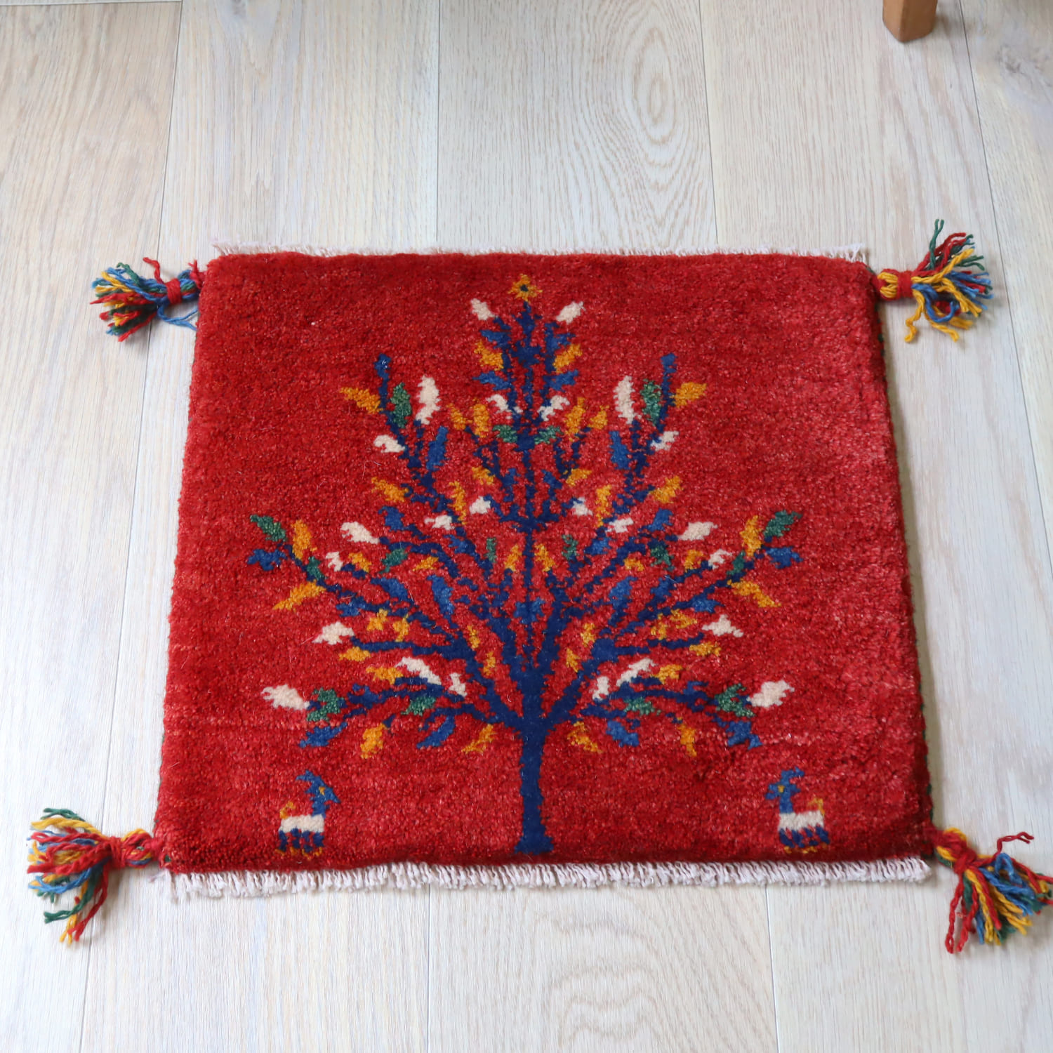 ギャッベ イラン産手織り 座布団サイズ 39x43cm レッド　花をつけた生命の木