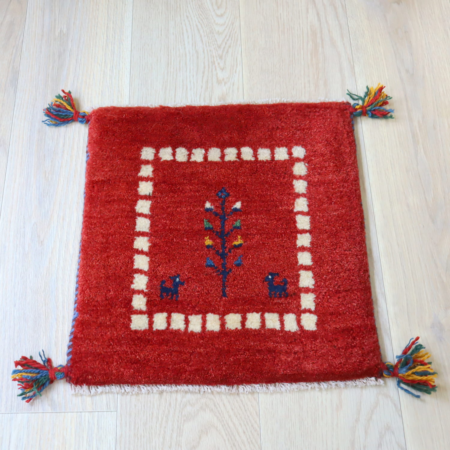 ギャッベ イラン産手織り 座布団サイズ 42x41cm レッド　草花と動物モチーフ