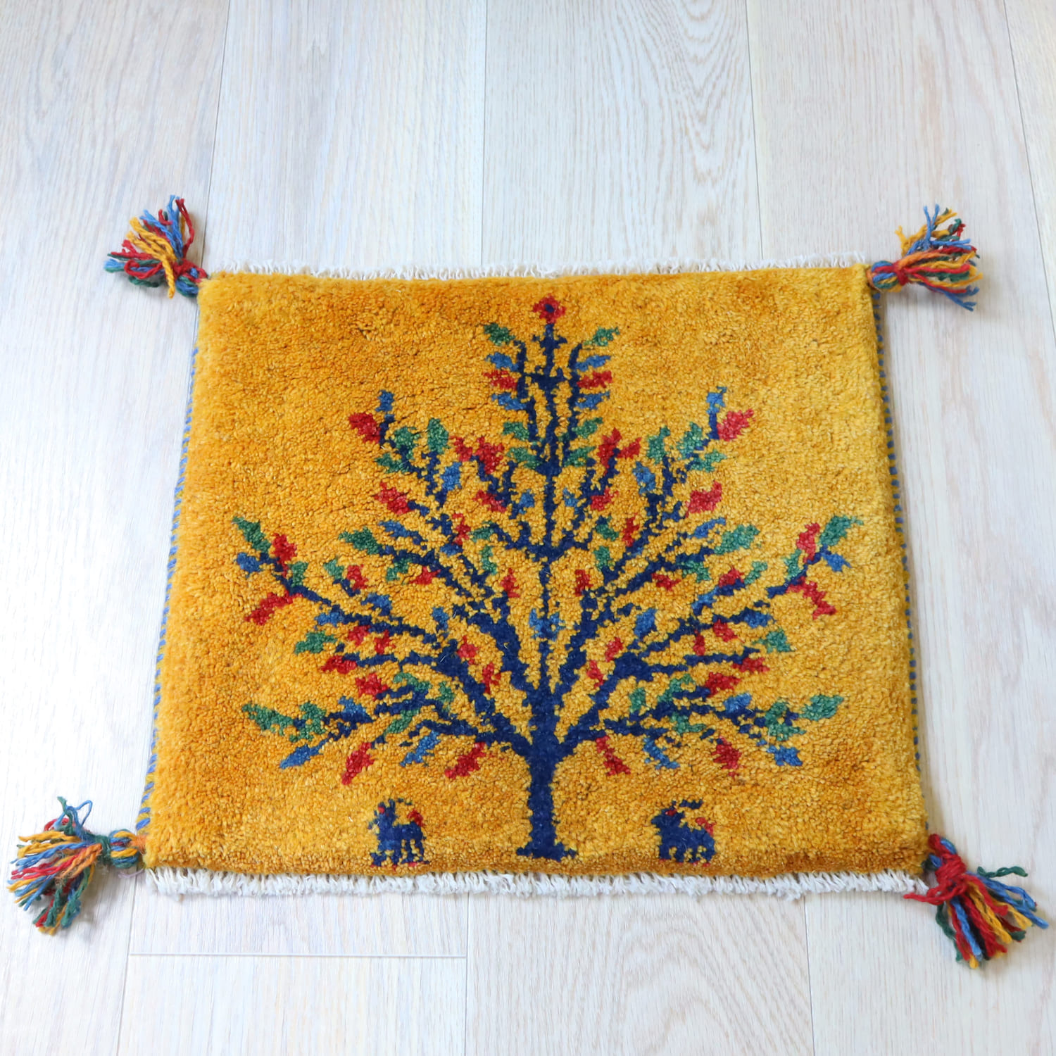 ギャッベ イラン産手織り 座布団サイズ 38x43cm イエローオレンジ 花をつけた生命の木