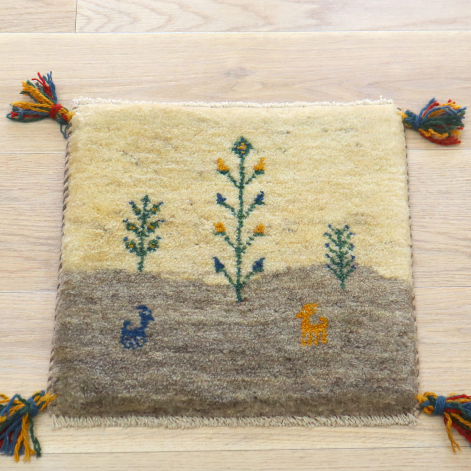 ギャッベ イラン産手織り 座布団サイズ 39x39cm ナチュラル　グレー　生命の木と動物のモチーフ