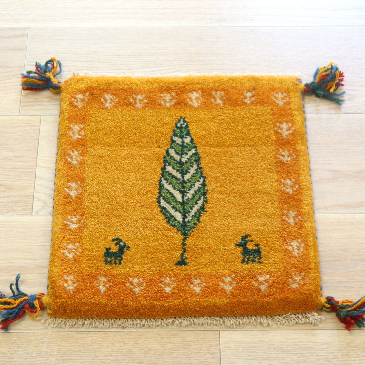 ギャッベ イラン産手織り 座布団サイズ 41x38cm イエローオレンジ　木の葉のような生命の木