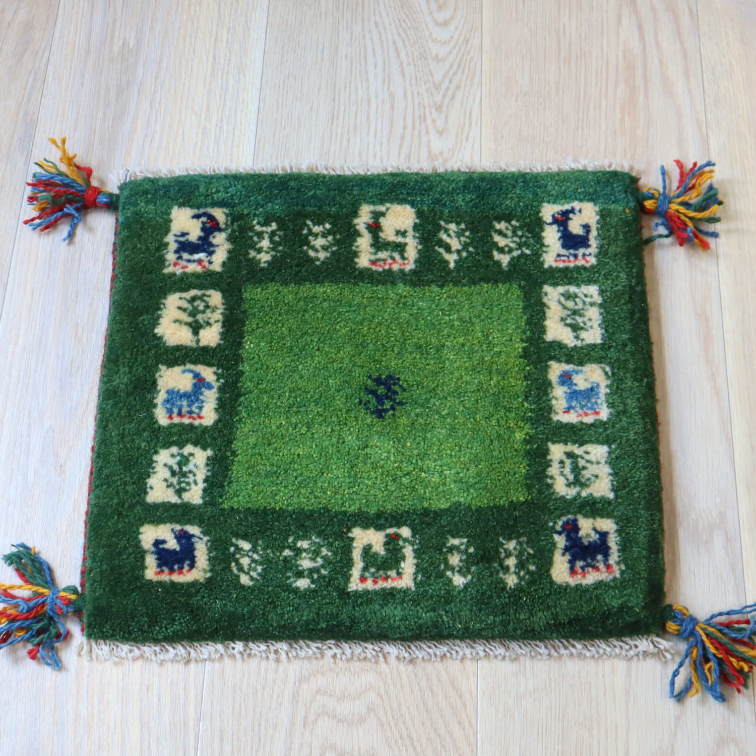 ギャッベ イラン産手織り 座布団サイズ 37x41cm ２色のグリーン　タイル