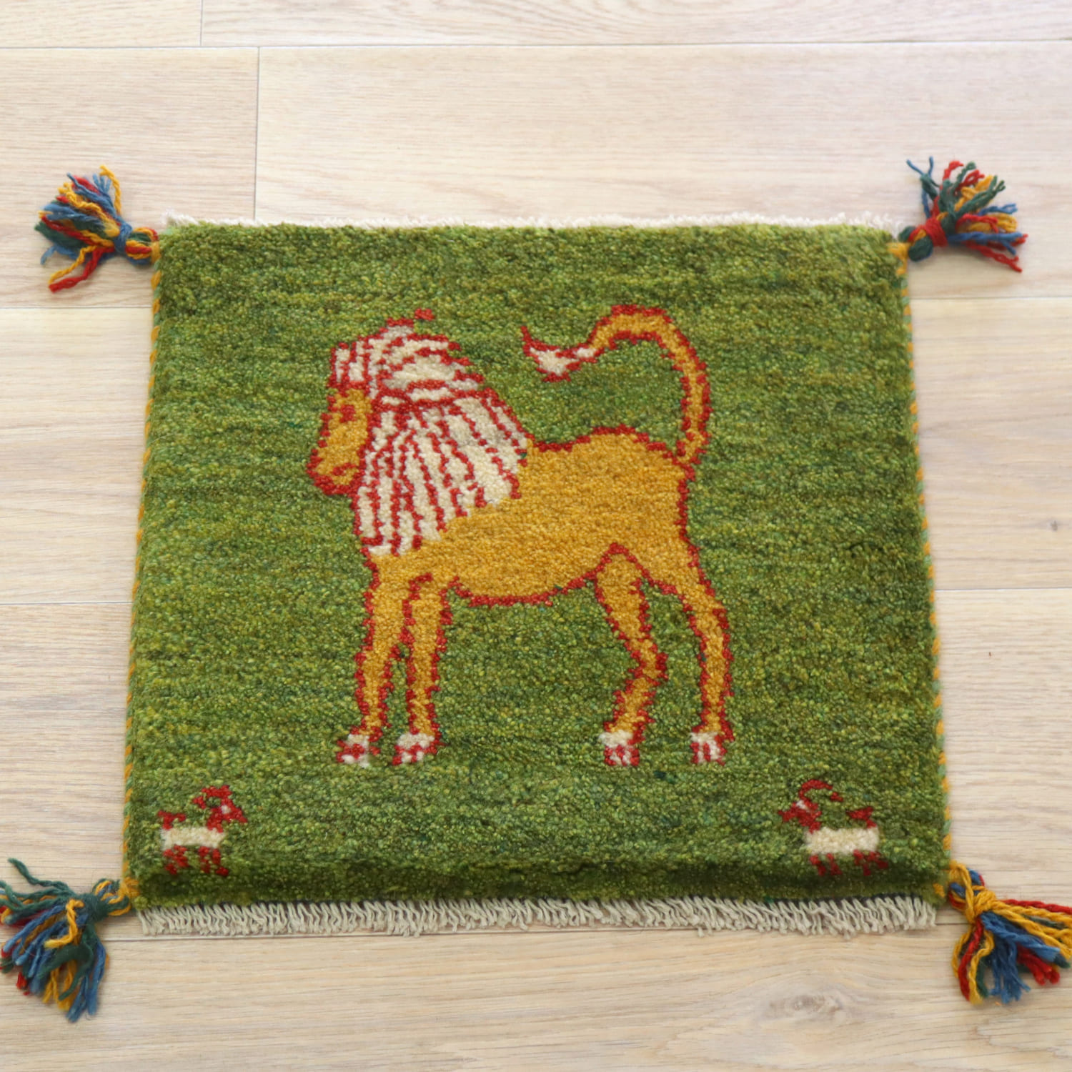ギャッベ イラン産手織り 座布団サイズ 39x41cm グリーン　スタイルのいいライオン