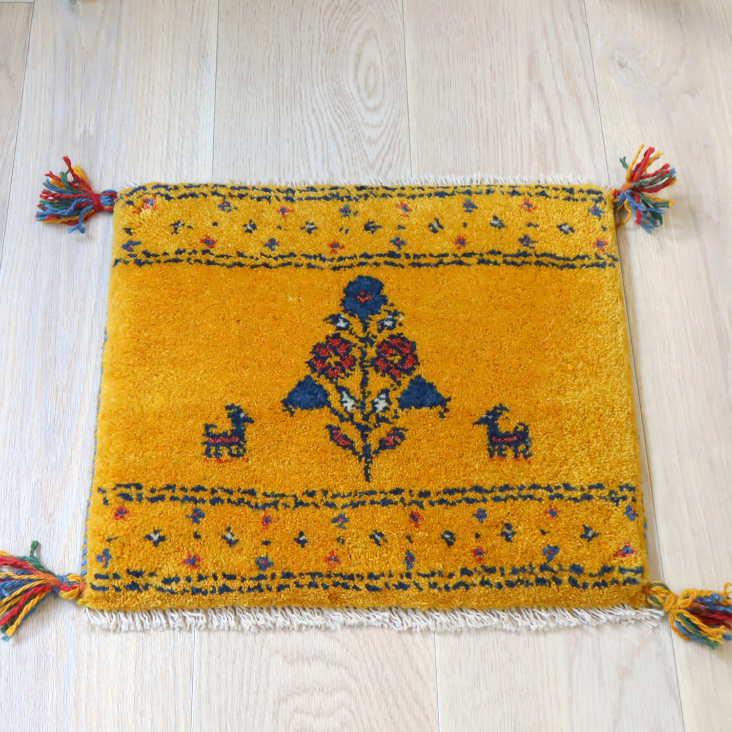 ギャッベ イラン産手織り 座布団サイズ 39x44cm イエローオレンジ　草花と動物モチーフ